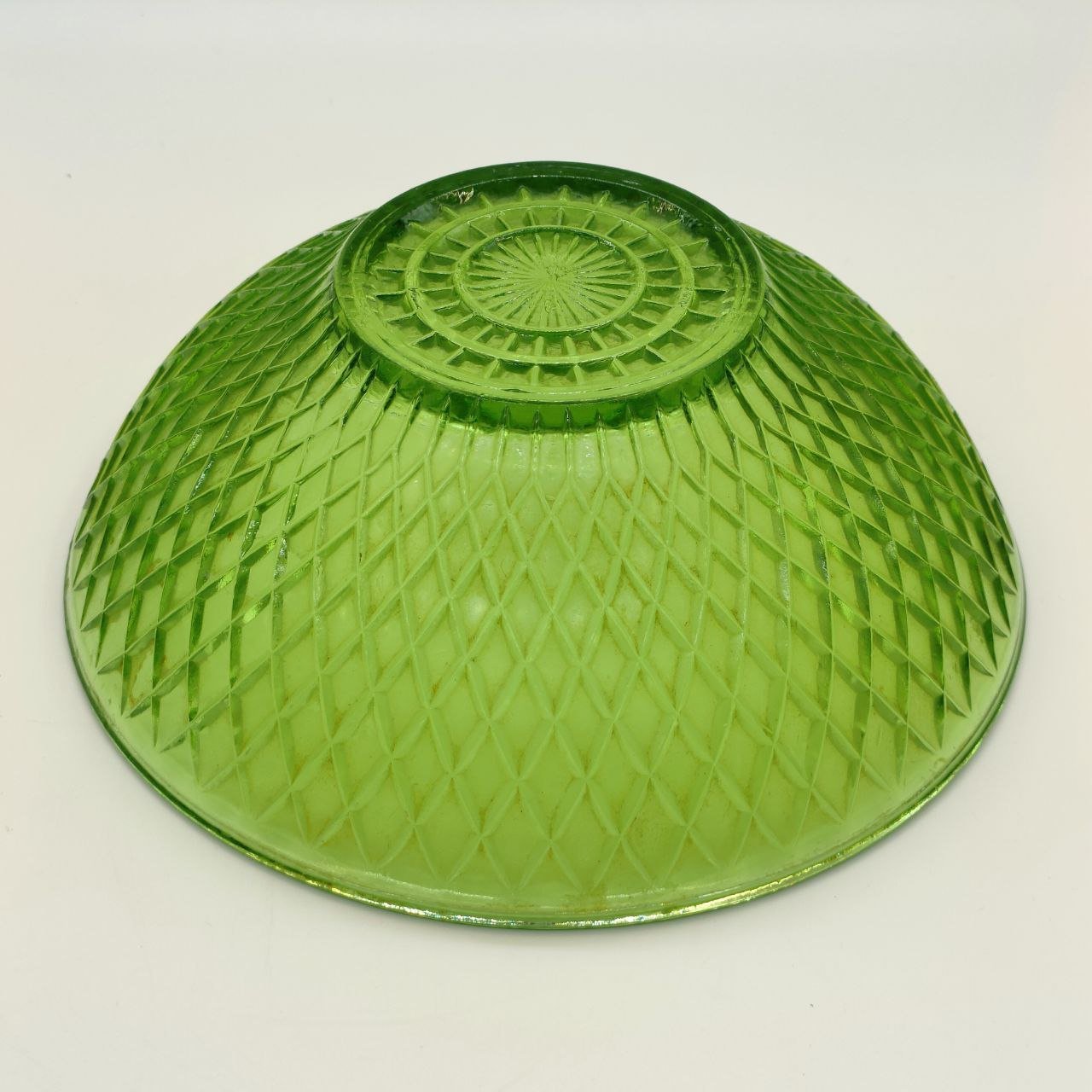 Салатник круглой формы с геометрическим объёмным декором, Завод Запрудня, цветное стекло, пресс, СССР, 1970-1980 гг.