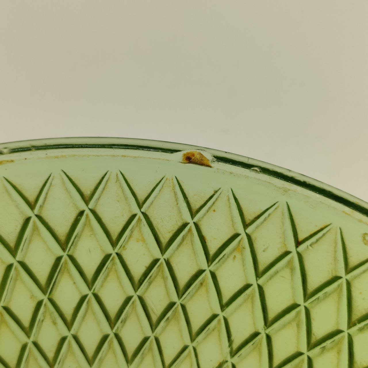 Салатник круглой формы с геометрическим объёмным декором, Завод Запрудня, цветное стекло, пресс, СССР, 1970-1980 гг.