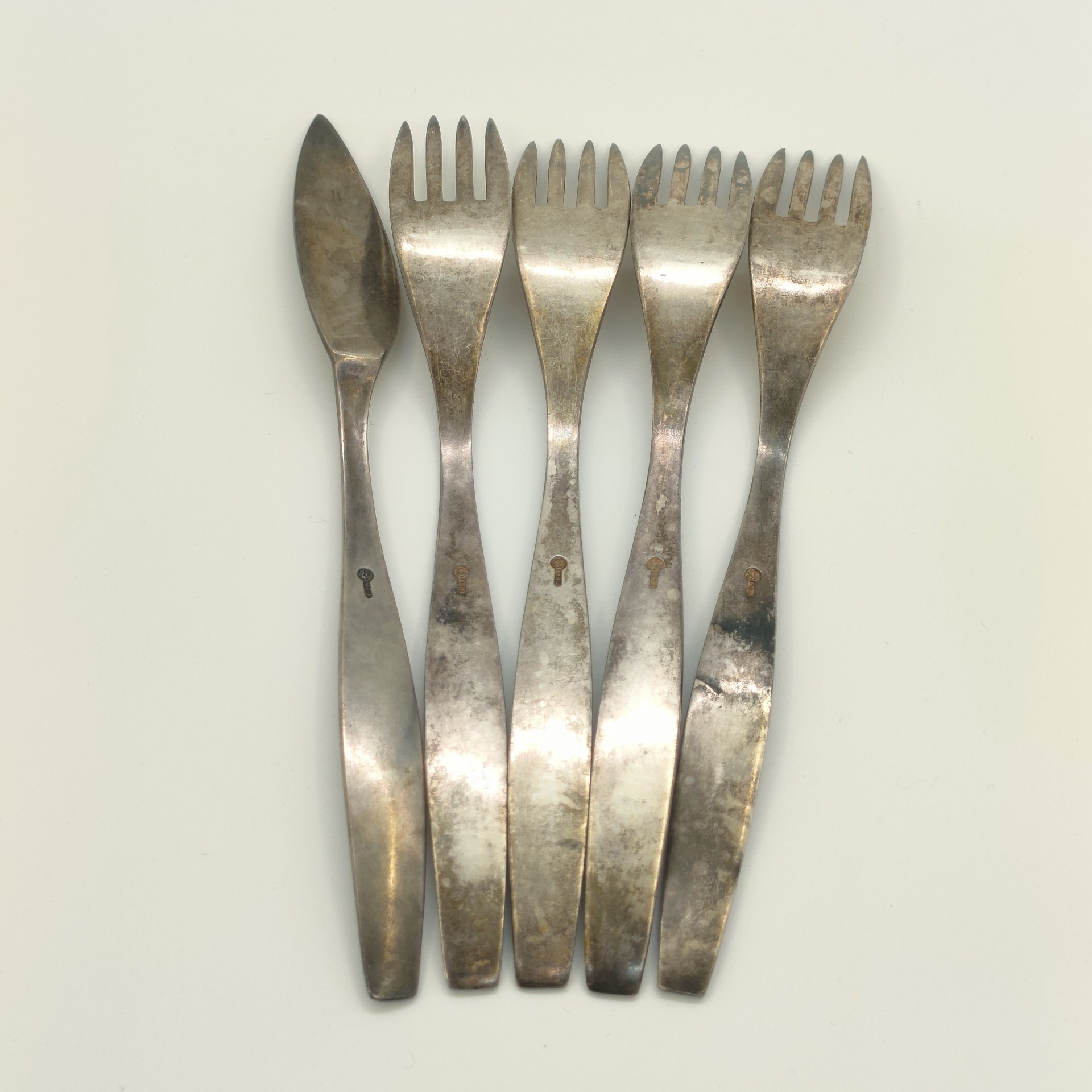 Набор столовых приборов (нож-лопатка и четыре вилки), мНЦ (медь-никель-цинк), Кольчугинский завод цветных металлов, СССР, 1962-1991 гг.