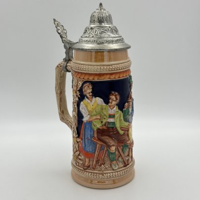Пивная кружка с крышкой, с изображением сцены в трактире "Froh beim Bier, das lieben wir" ("Счастье в пиве - вот что мы любим")