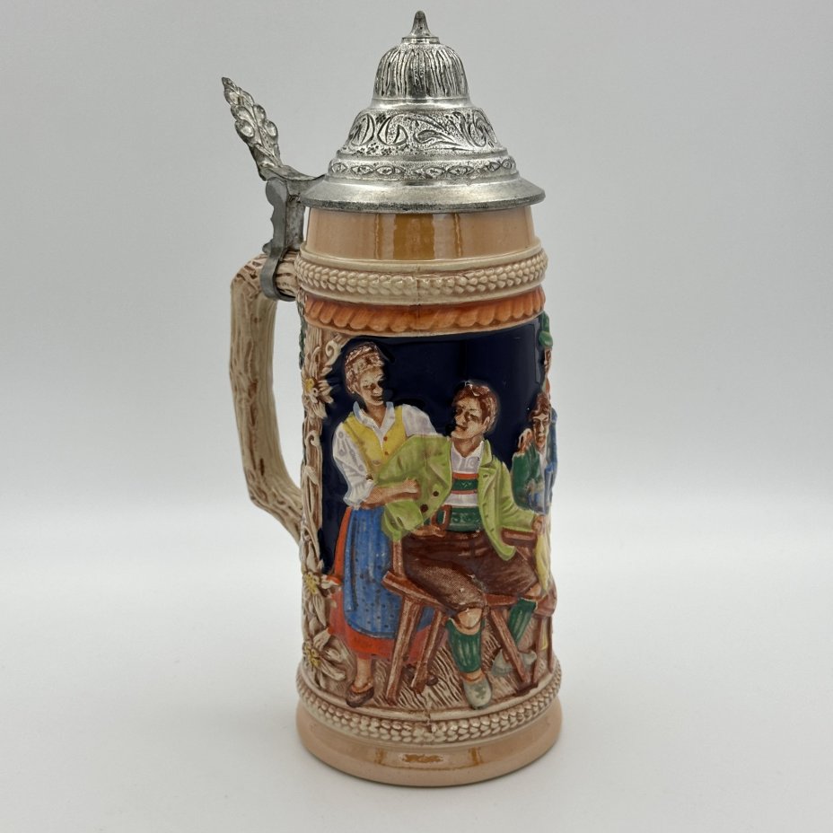 Пивная кружка с крышкой, с изображением сцены в трактире "Froh beim Bier, das lieben wir" ("Счастье в пиве - вот что мы любим")