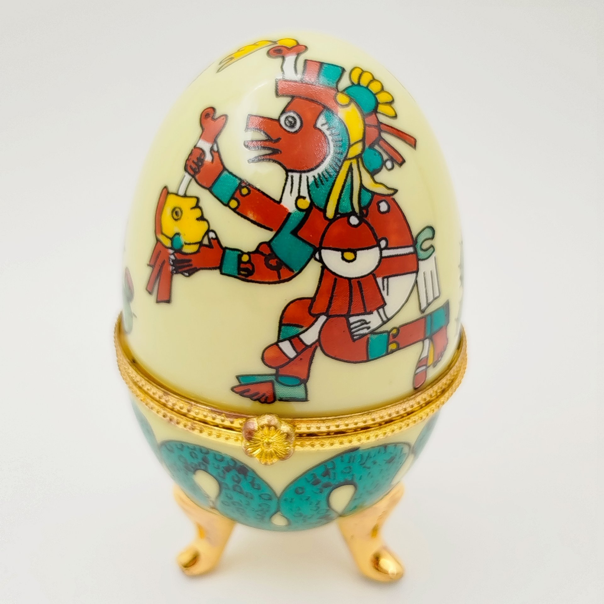 Шкатулка в форме яйца, украшенная изображением древних жертвоприношений, фарфор, деколь, золочение, Азия, 2000-2015 гг.