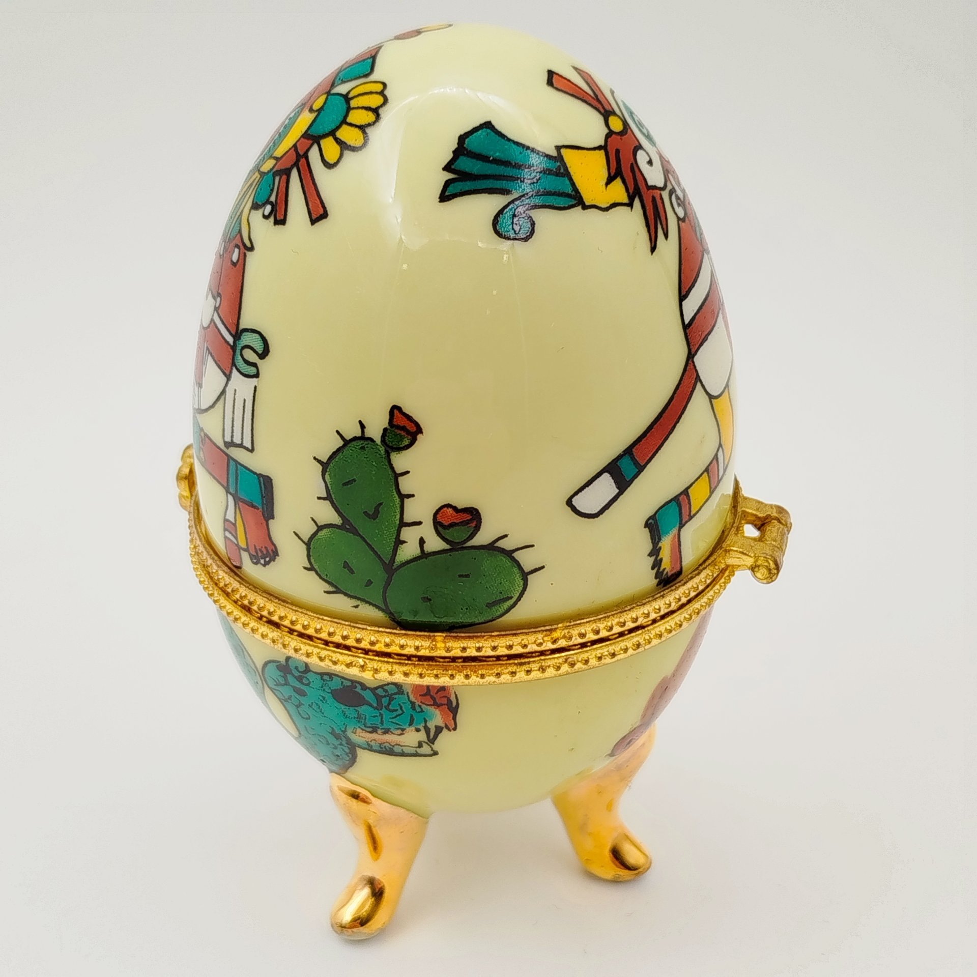 Шкатулка в форме яйца, украшенная изображением древних жертвоприношений, фарфор, деколь, золочение, Азия, 2000-2015 гг.