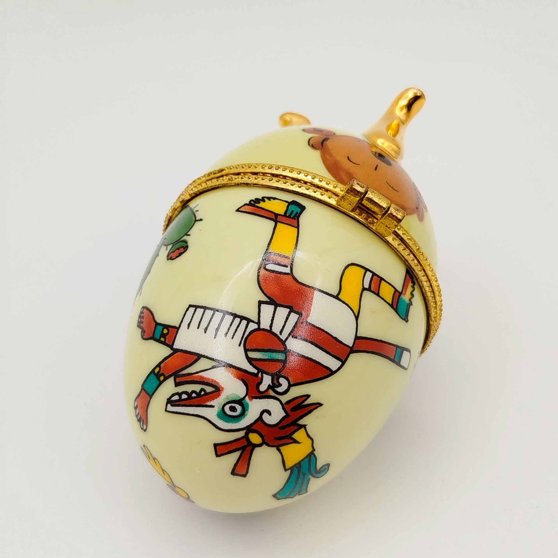 Шкатулка в форме яйца, украшенная изображением древних жертвоприношений, фарфор, деколь, золочение, Азия, 2000-2015 гг.