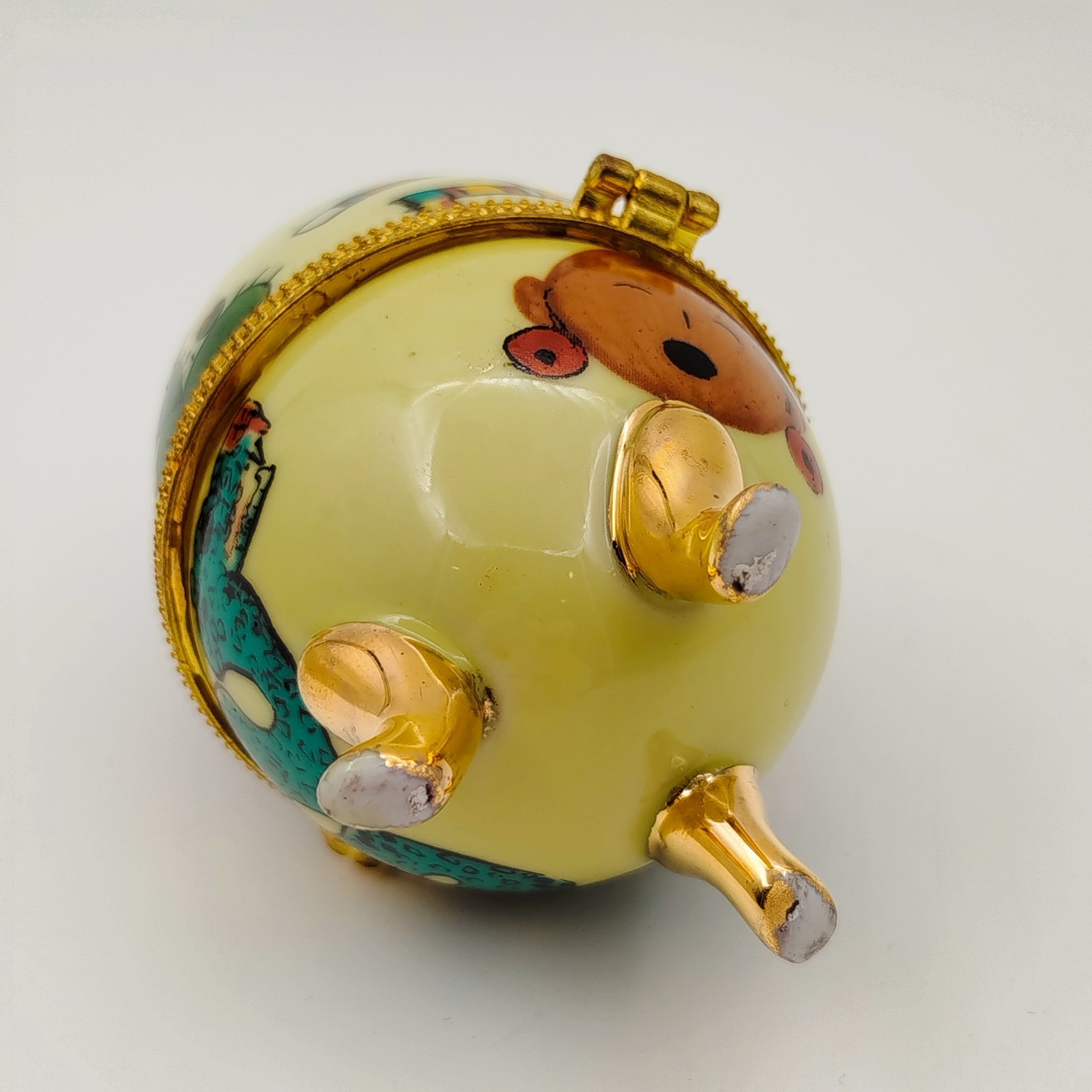 Шкатулка в форме яйца, украшенная изображением древних жертвоприношений, фарфор, деколь, золочение, Азия, 2000-2015 гг.