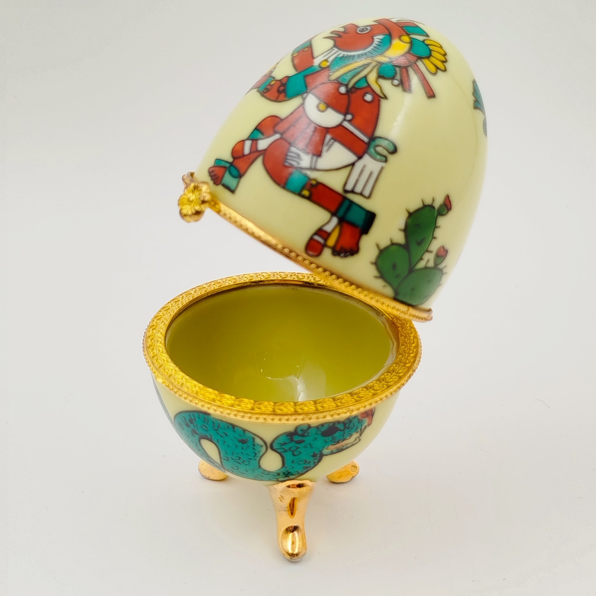 Шкатулка в форме яйца, украшенная изображением древних жертвоприношений, фарфор, деколь, золочение, Азия, 2000-2015 гг.