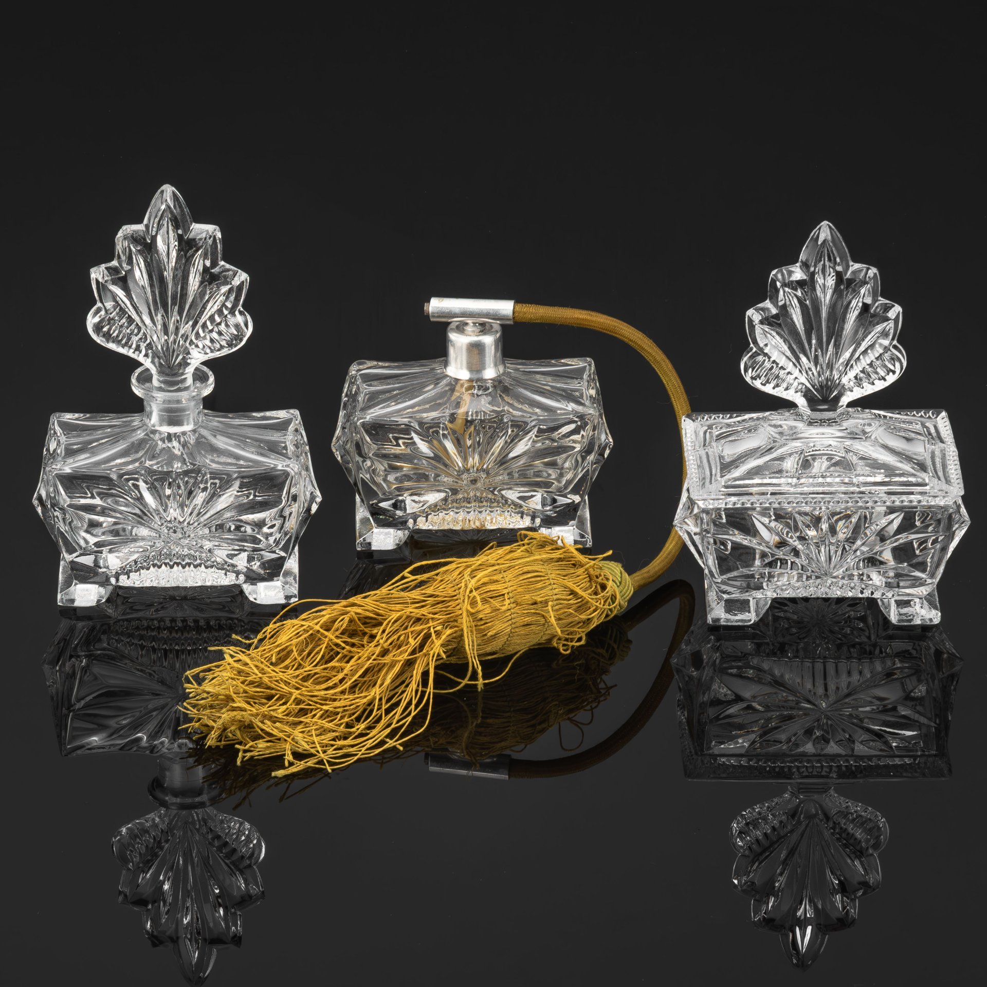 Парфюмерный дамский набор для туалетного столика, состоящий из трех предметов (флакон, пудреница и флакон с пульверизатором)