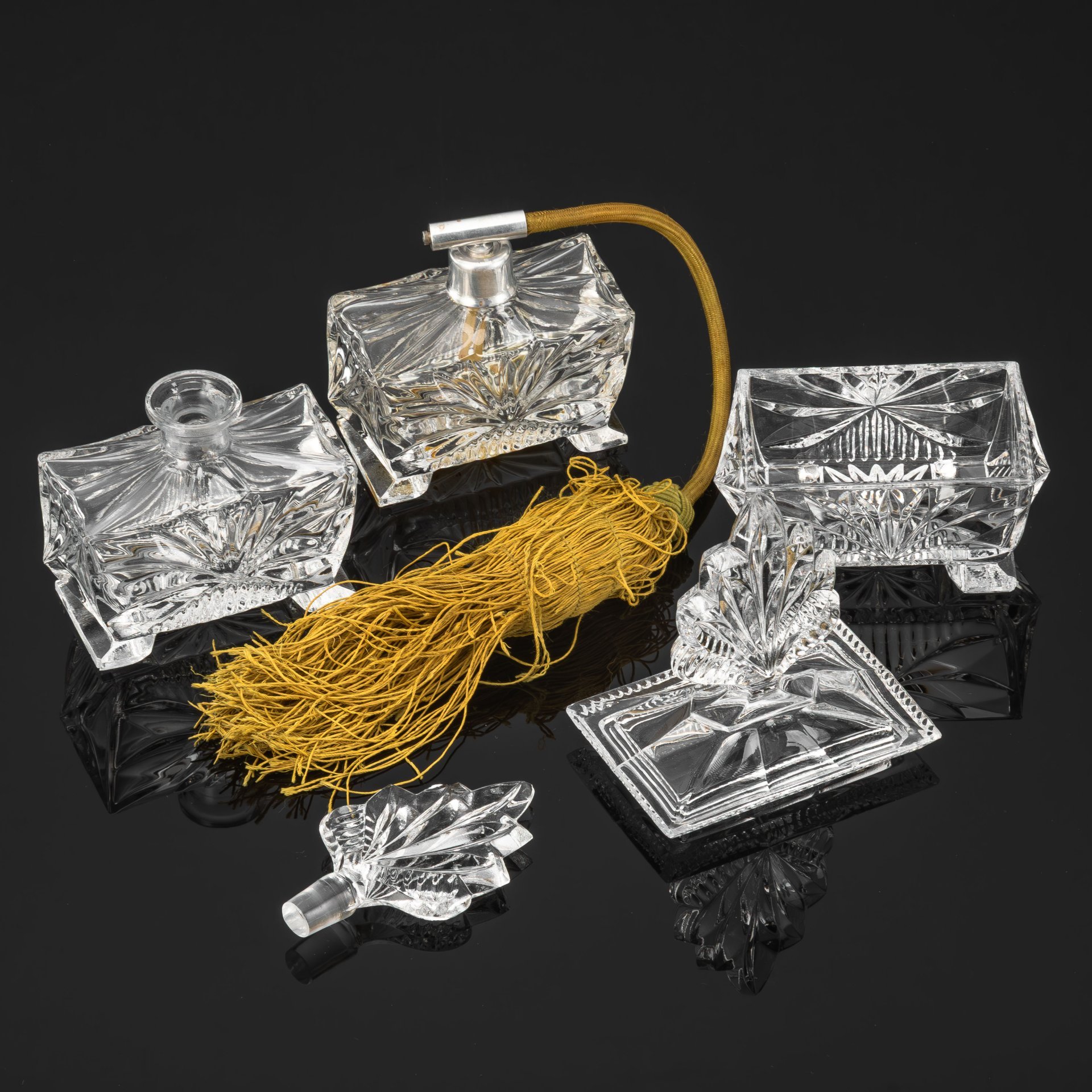 Парфюмерный дамский набор для туалетного столика, состоящий из трех предметов (флакон, пудреница и флакон с пульверизатором)