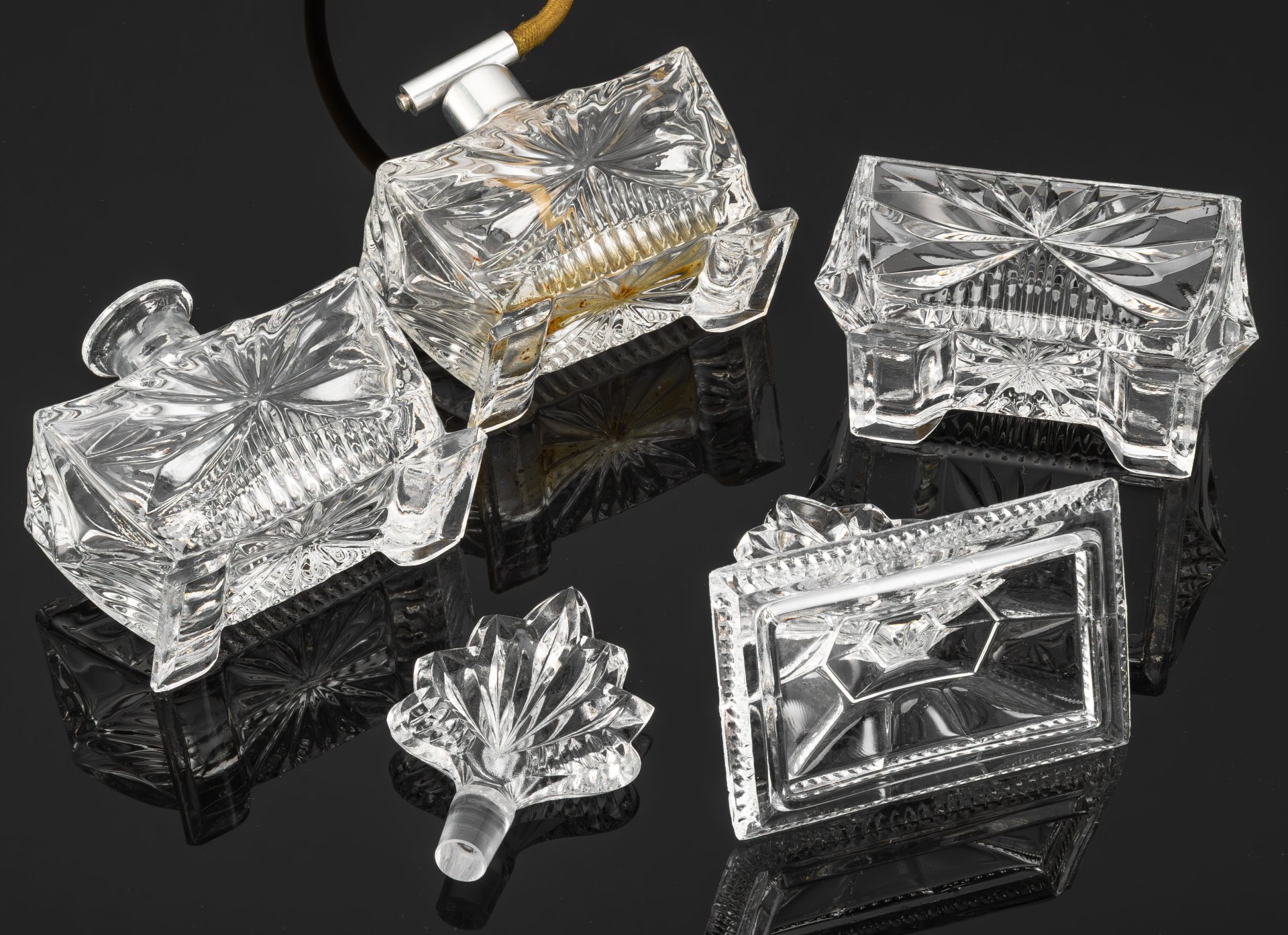 Парфюмерный дамский набор для туалетного столика, состоящий из трех предметов (флакон, пудреница и флакон с пульверизатором)