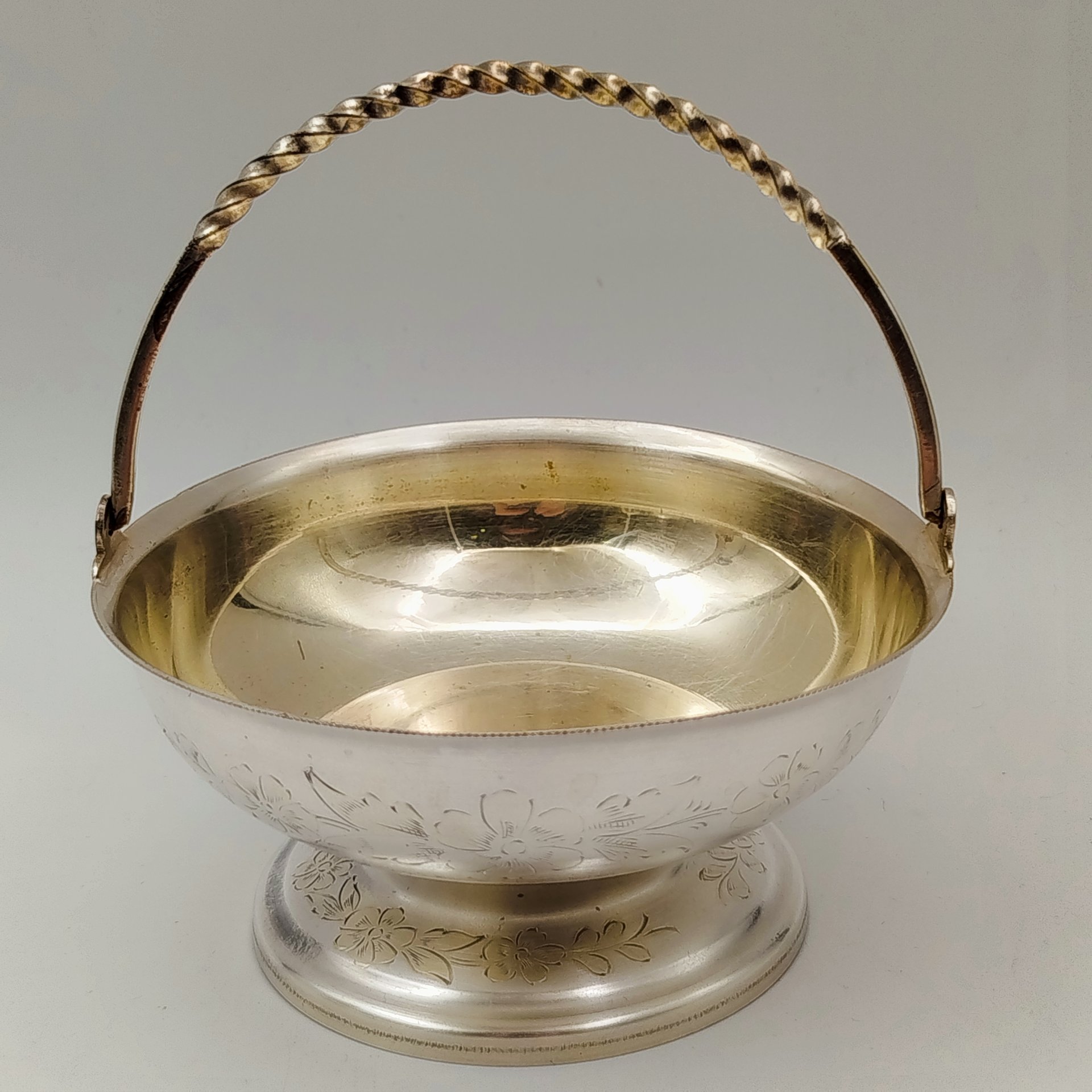 Конфетница (орешница) с витой ручкой и цветочным декором