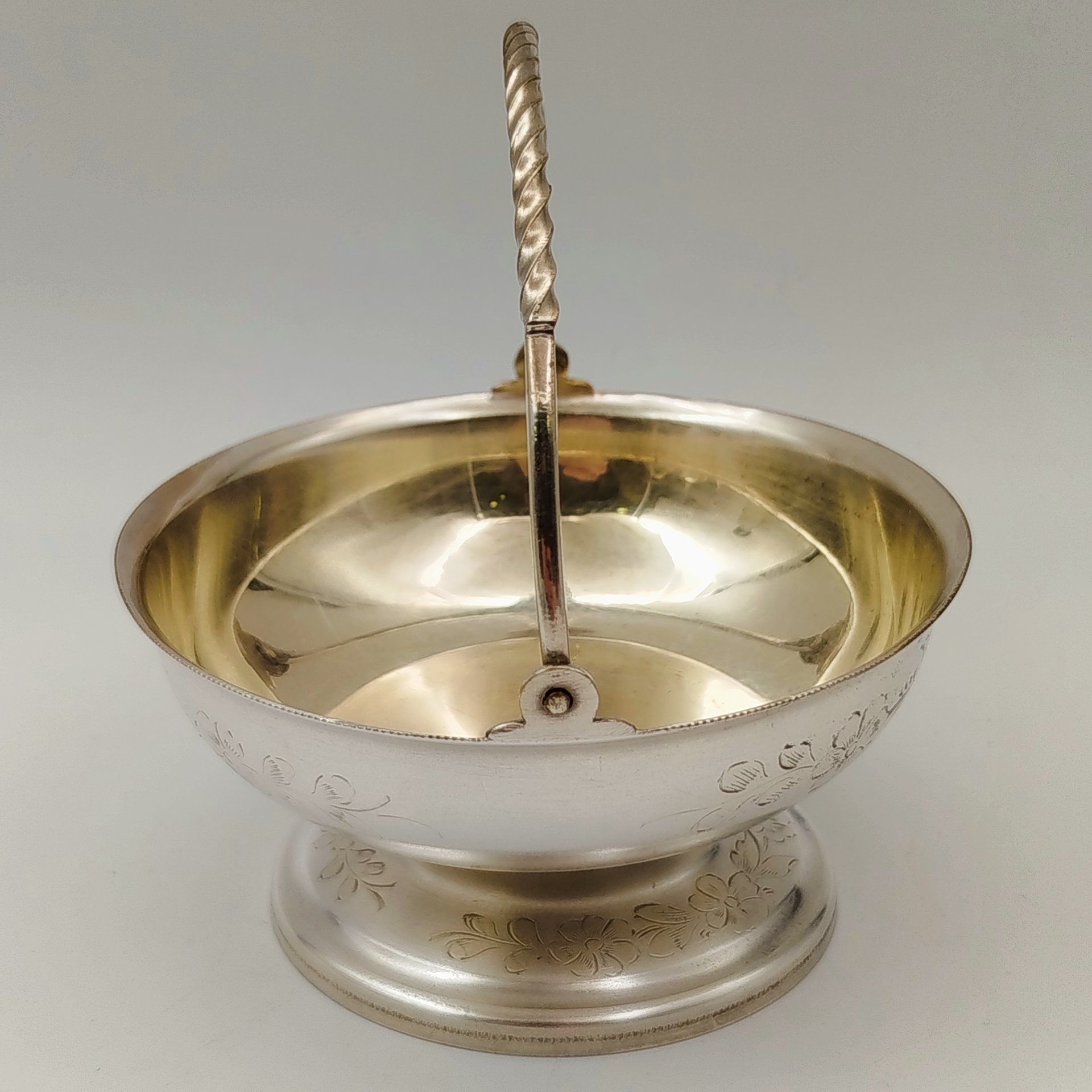 Конфетница (орешница) с витой ручкой и цветочным декором