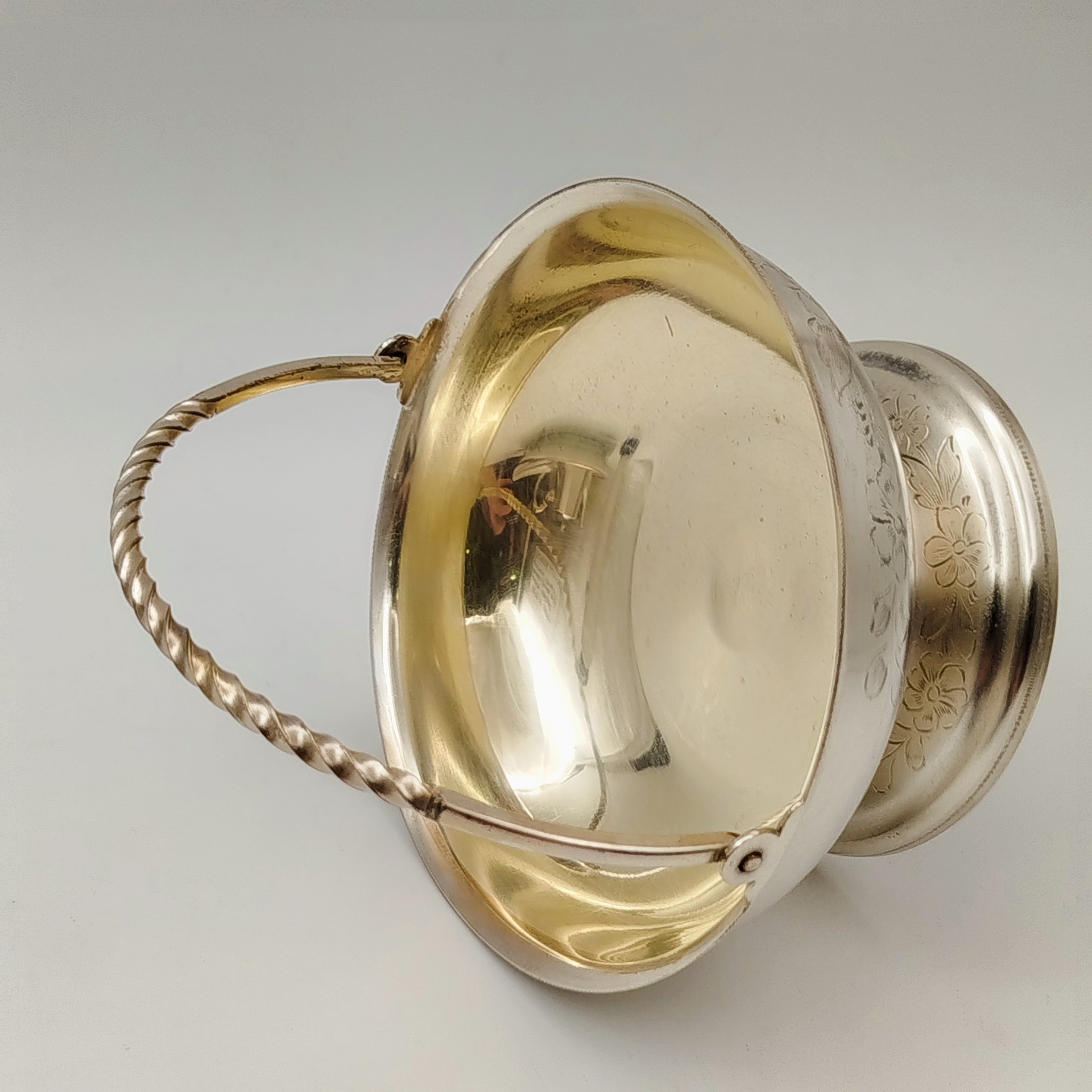 Конфетница (орешница) с витой ручкой и цветочным декором