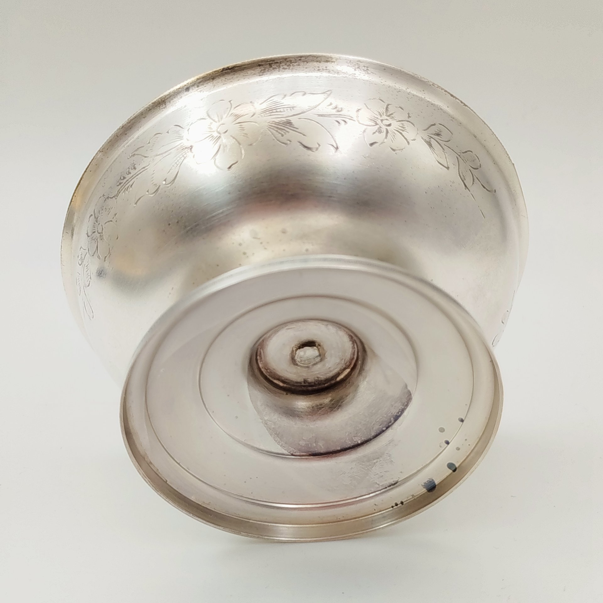 Конфетница (орешница) с витой ручкой и цветочным декором