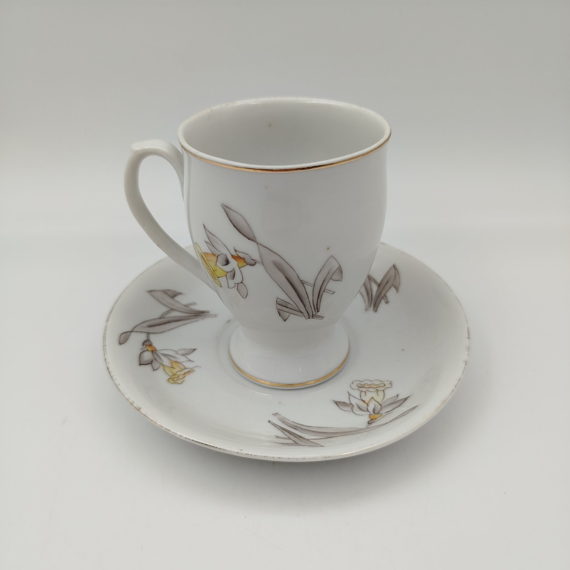 Пара кофейная с декором в виде нарциссов, фарфор, роспись, золочение, Первомайский фарфоровый завод (Песочное), СССР, 1946-1950 гг.