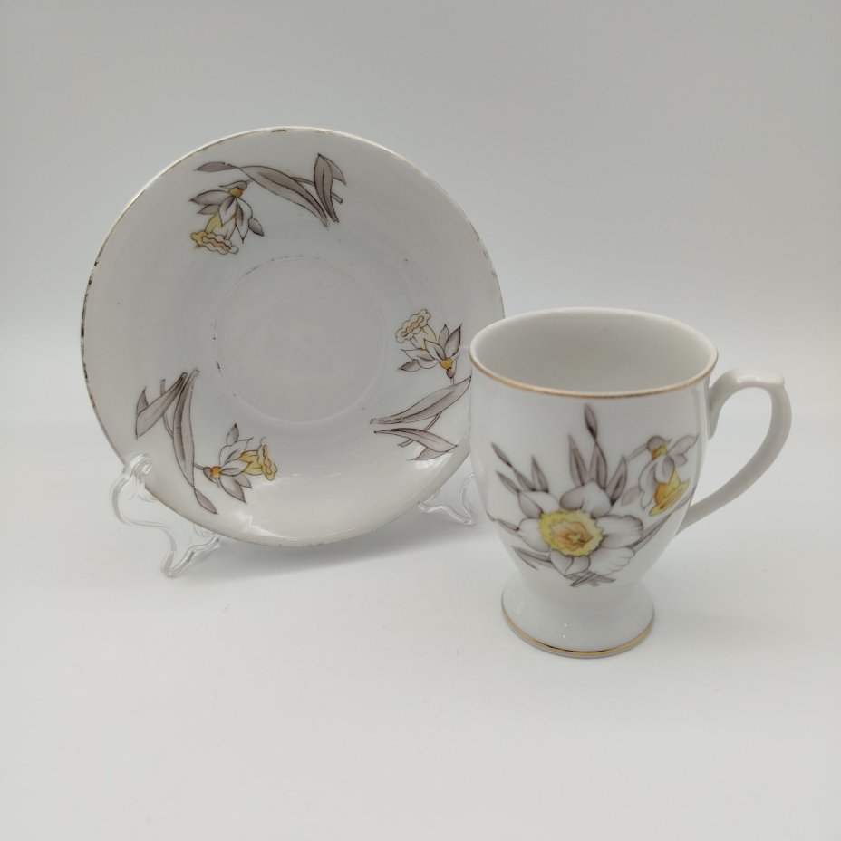 Пара кофейная с декором в виде нарциссов, фарфор, роспись, золочение, Первомайский фарфоровый завод (Песочное), СССР, 1946-1950 гг.