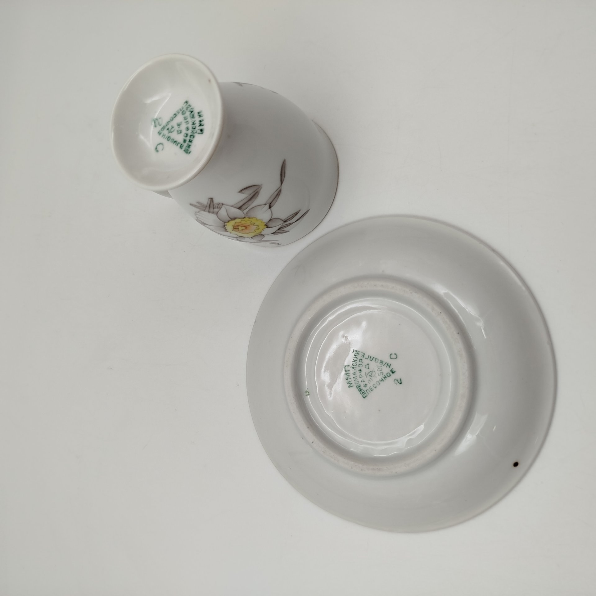 Пара кофейная с декором в виде нарциссов, фарфор, роспись, золочение, Первомайский фарфоровый завод (Песочное), СССР, 1946-1950 гг.