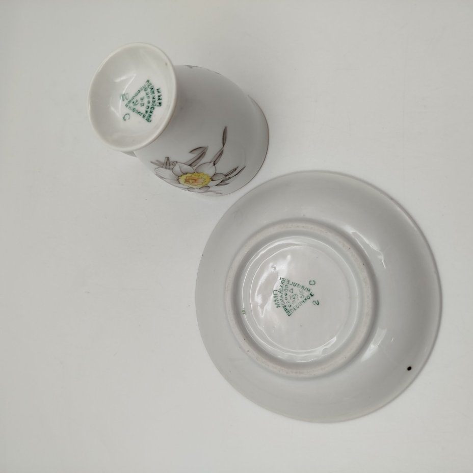 Пара кофейная с декором в виде нарциссов, фарфор, роспись, золочение, Первомайский фарфоровый завод (Песочное), СССР, 1946-1950 гг.