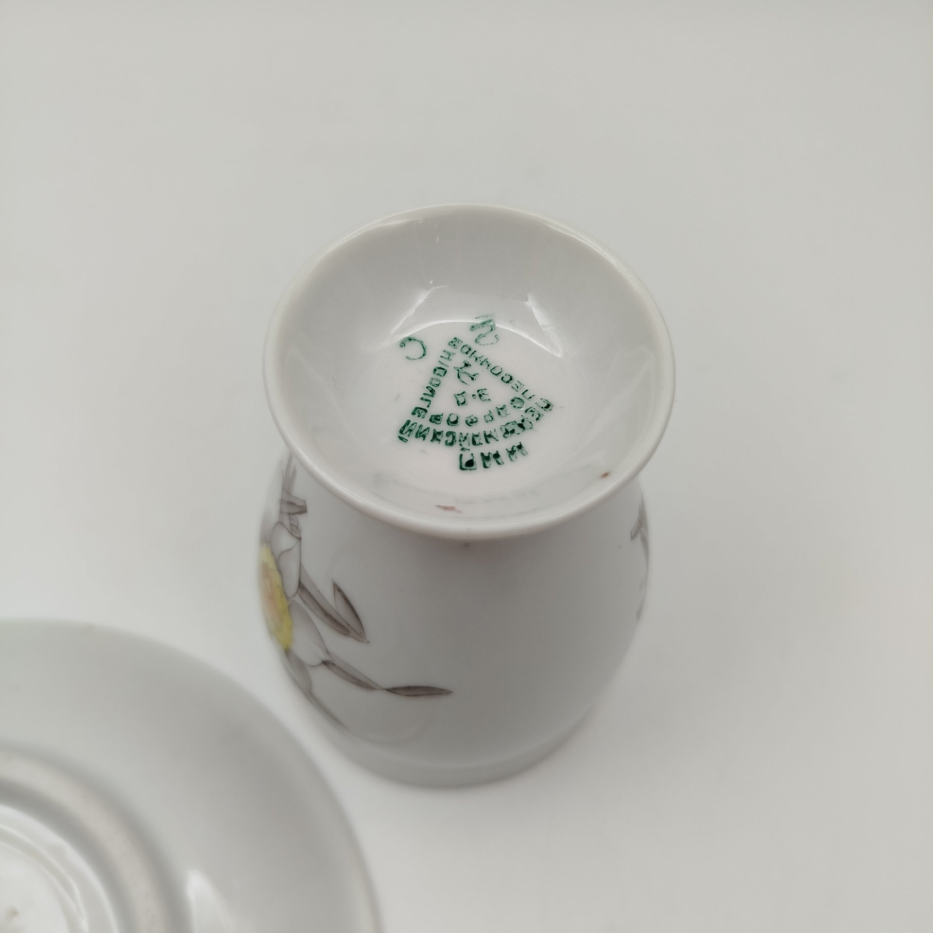 Пара кофейная с декором в виде нарциссов, фарфор, роспись, золочение, Первомайский фарфоровый завод (Песочное), СССР, 1946-1950 гг.