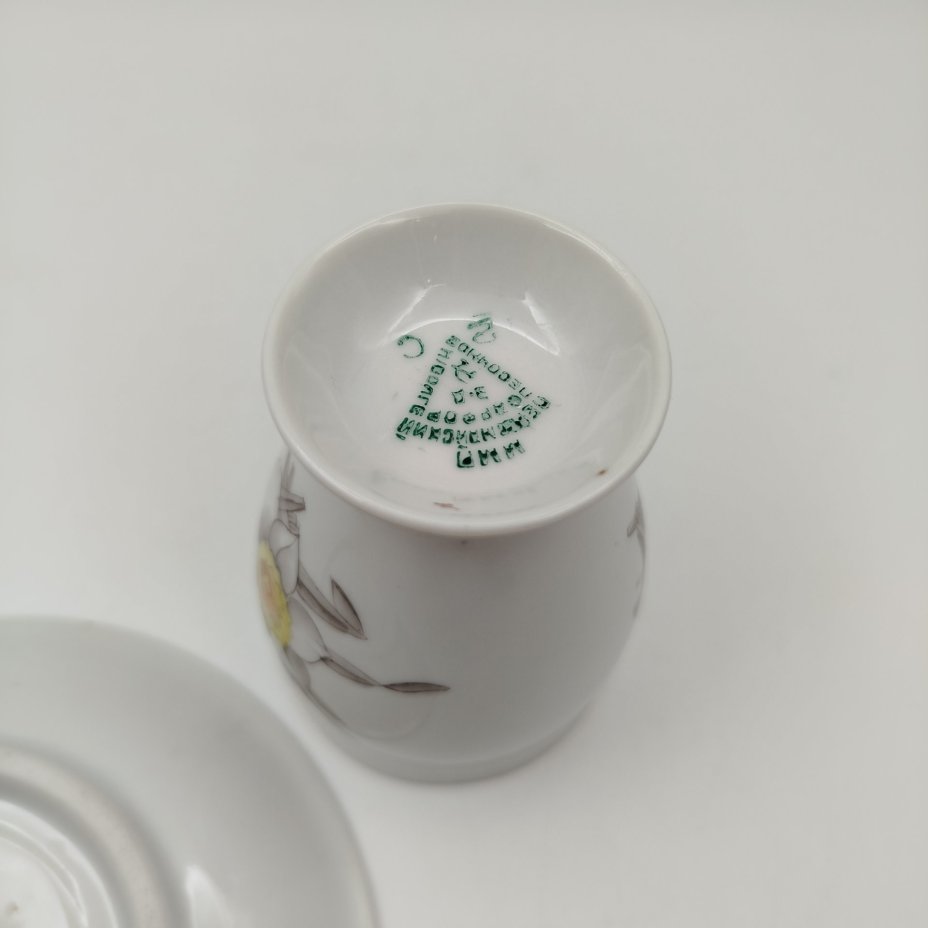 Пара кофейная с декором в виде нарциссов, фарфор, роспись, золочение, Первомайский фарфоровый завод (Песочное), СССР, 1946-1950 гг.