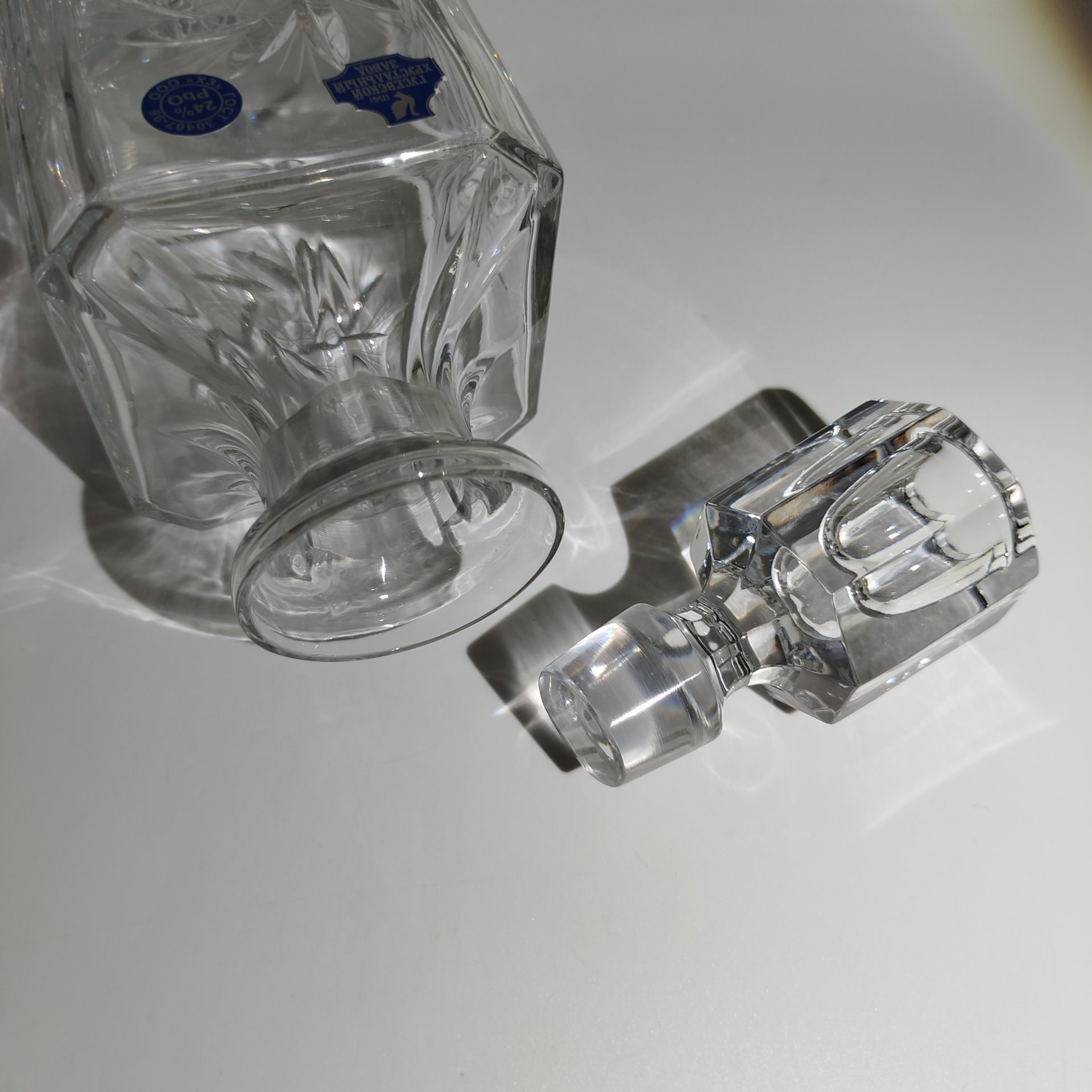 Штоф с пробкой-стопкой, украшенный рельефным декором, хрусталь, Гусевской хрустальный завод (Гусь-Хрустальный), Российская Федерация, 1996-2010 гг.