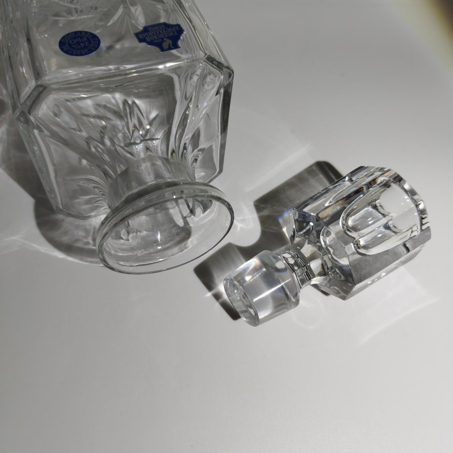 Штоф с пробкой-стопкой, украшенный рельефным декором, хрусталь, Гусевской хрустальный завод (Гусь-Хрустальный), Российская Федерация, 1996-2010 гг.