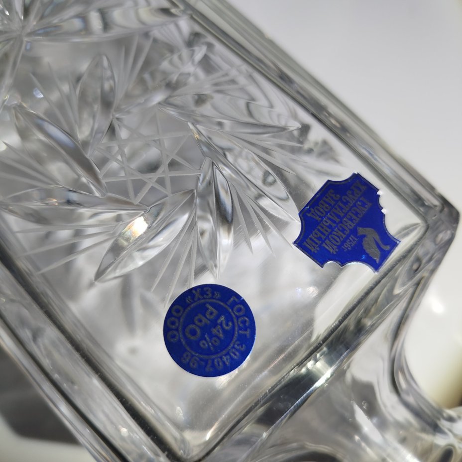 Штоф с пробкой-стопкой, украшенный рельефным декором, хрусталь, Гусевской хрустальный завод (Гусь-Хрустальный), Российская Федерация, 1996-2010 гг.