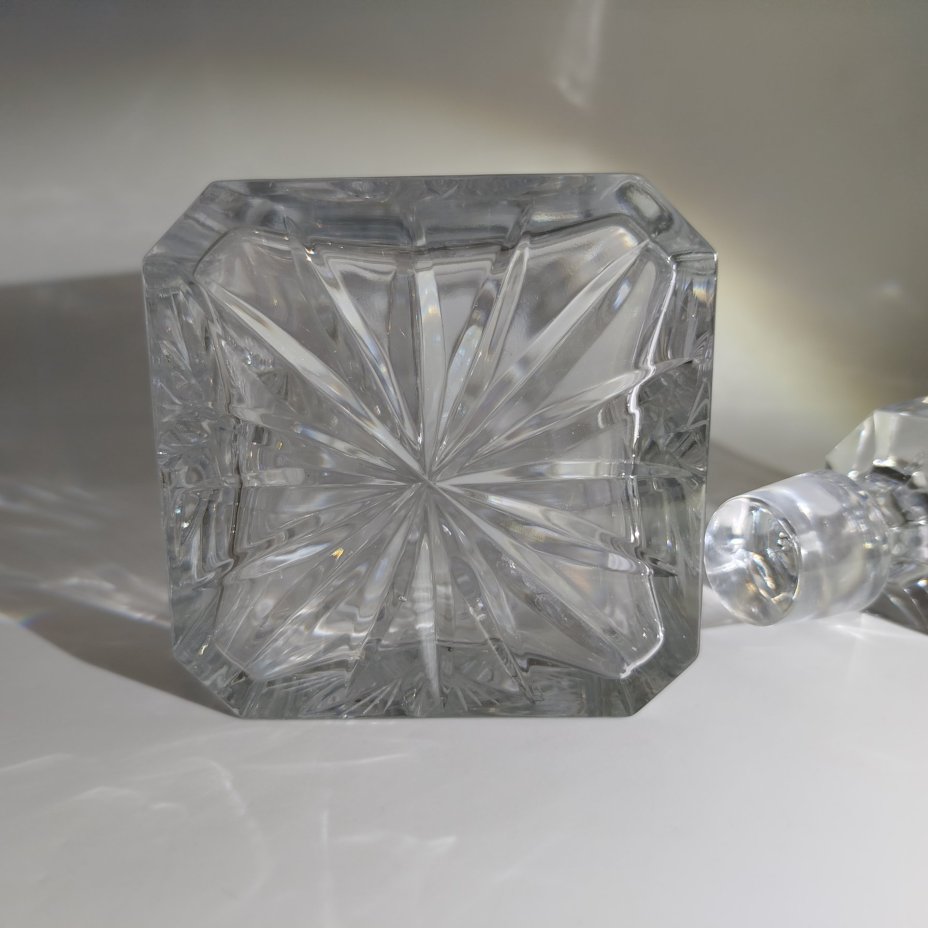 Штоф с пробкой-стопкой, украшенный рельефным декором, хрусталь, Гусевской хрустальный завод (Гусь-Хрустальный), Российская Федерация, 1996-2010 гг.