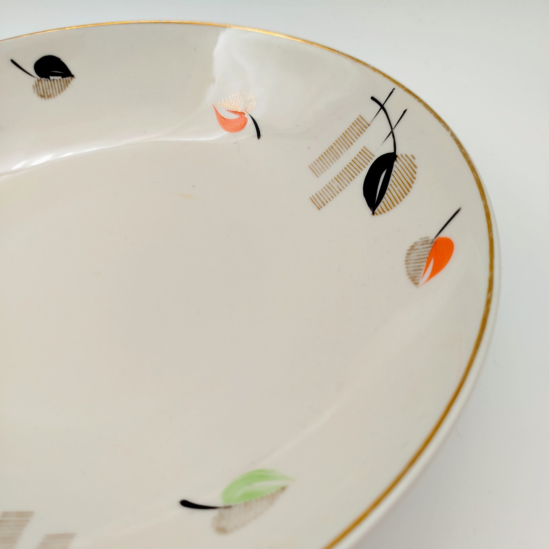 Блюдо из сервиза "Берёзка" формы "Sakta" (Сакта), автор Зина Улсте, фарфор, роспись, золочение, Рижский фарфорово-фаянсовый завод, СССР, 1953-1962 гг.