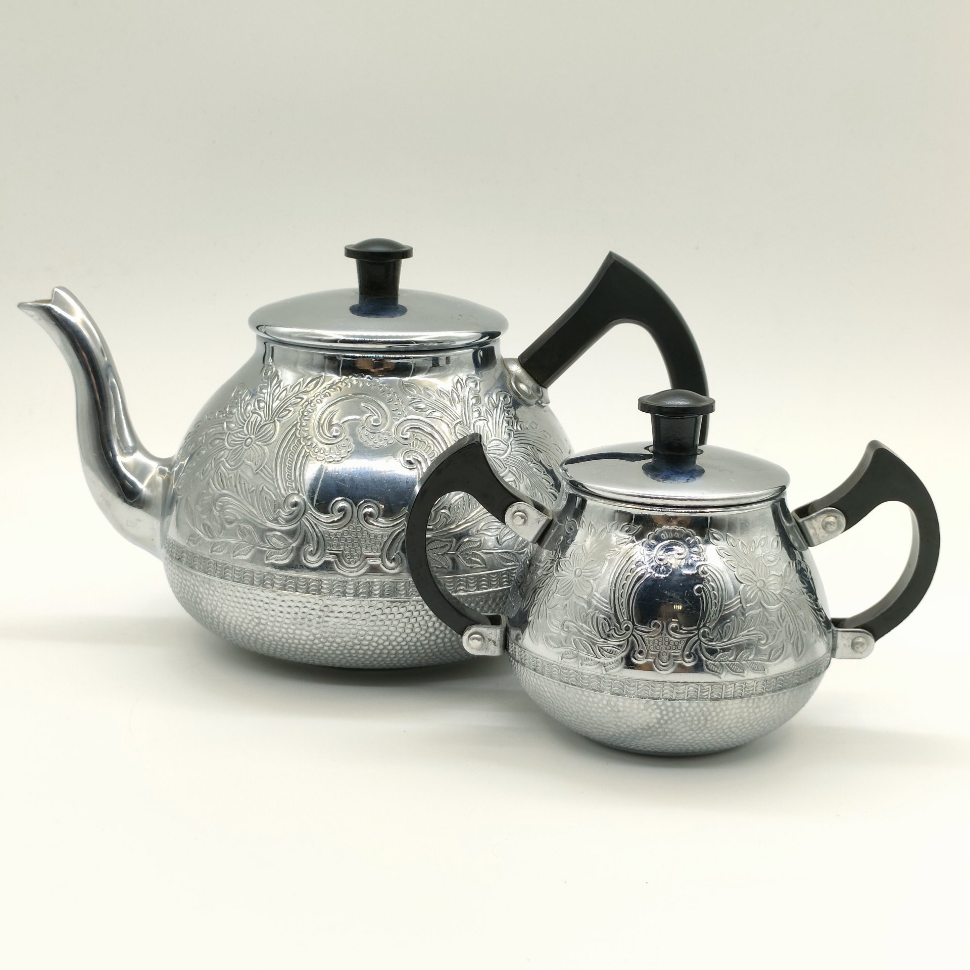 Набор из заварочного чайника и сахарницы с рельефным цветочным декором, Калининградский машиностроительный завод