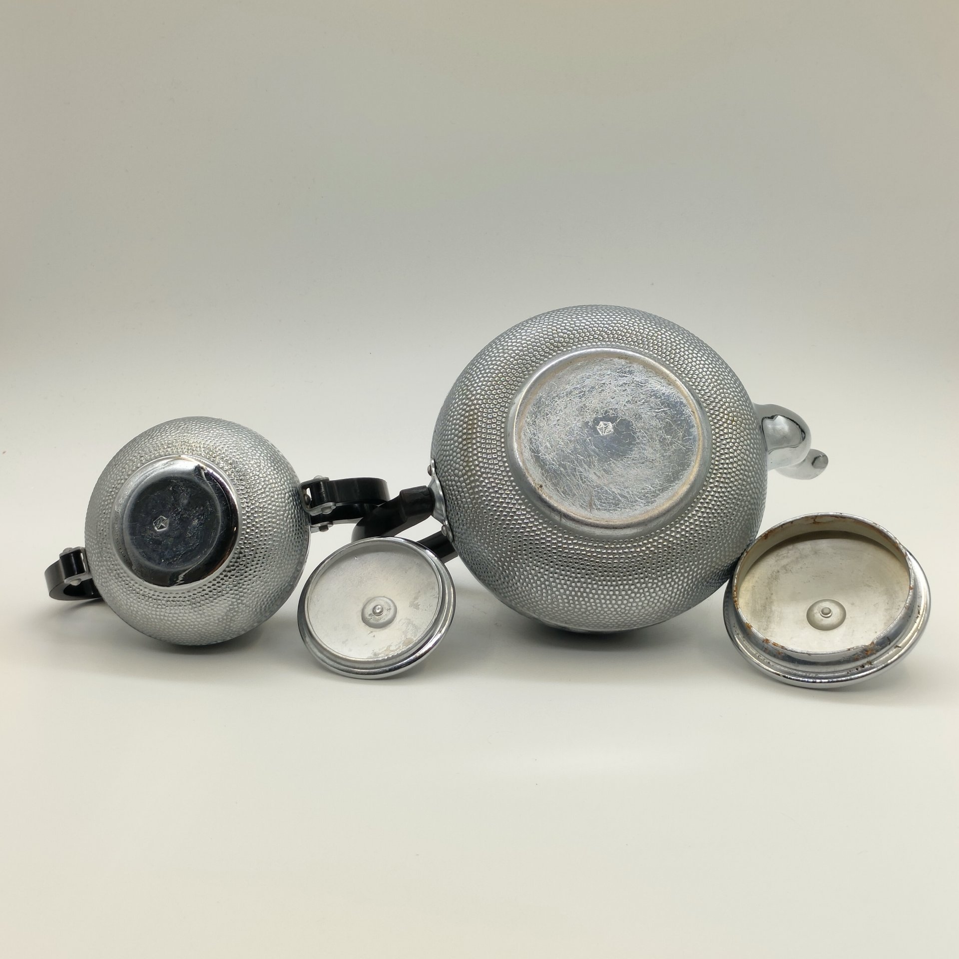 Набор из заварочного чайника и сахарницы с рельефным цветочным декором, Калининградский машиностроительный завод