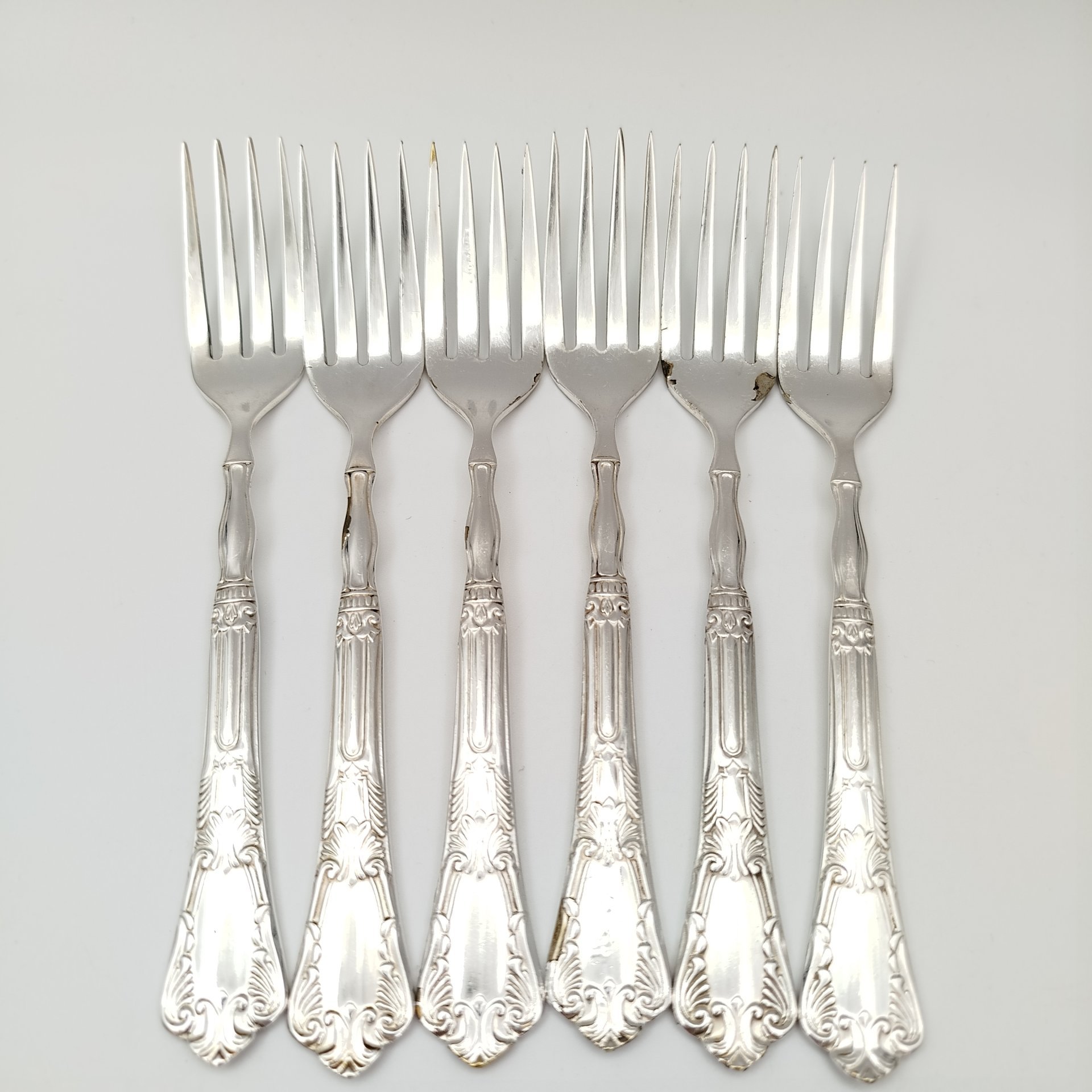 Набор из 6-ти десертных вилок, украшенных растительным декором