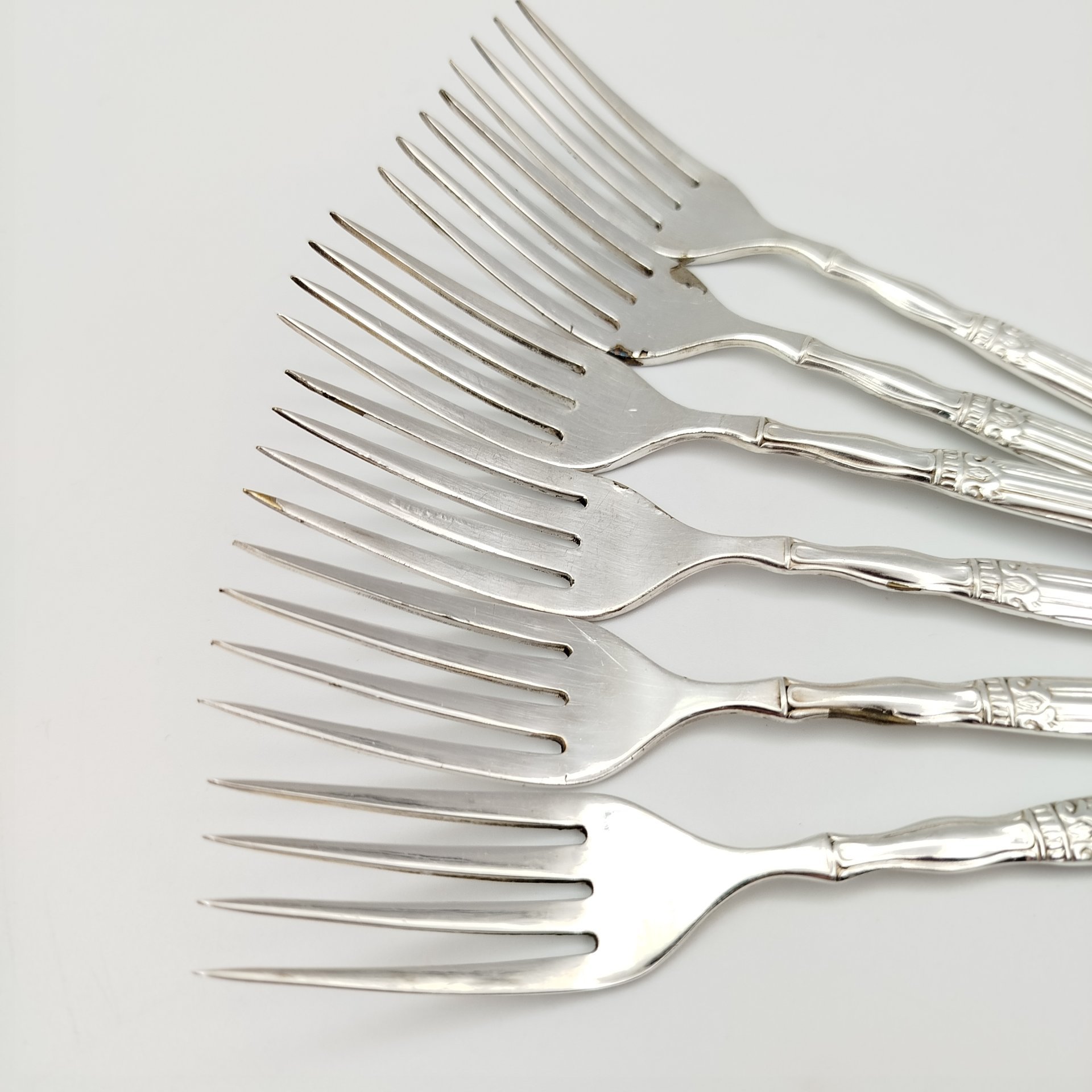 Набор из 6-ти десертных вилок, украшенных растительным декором