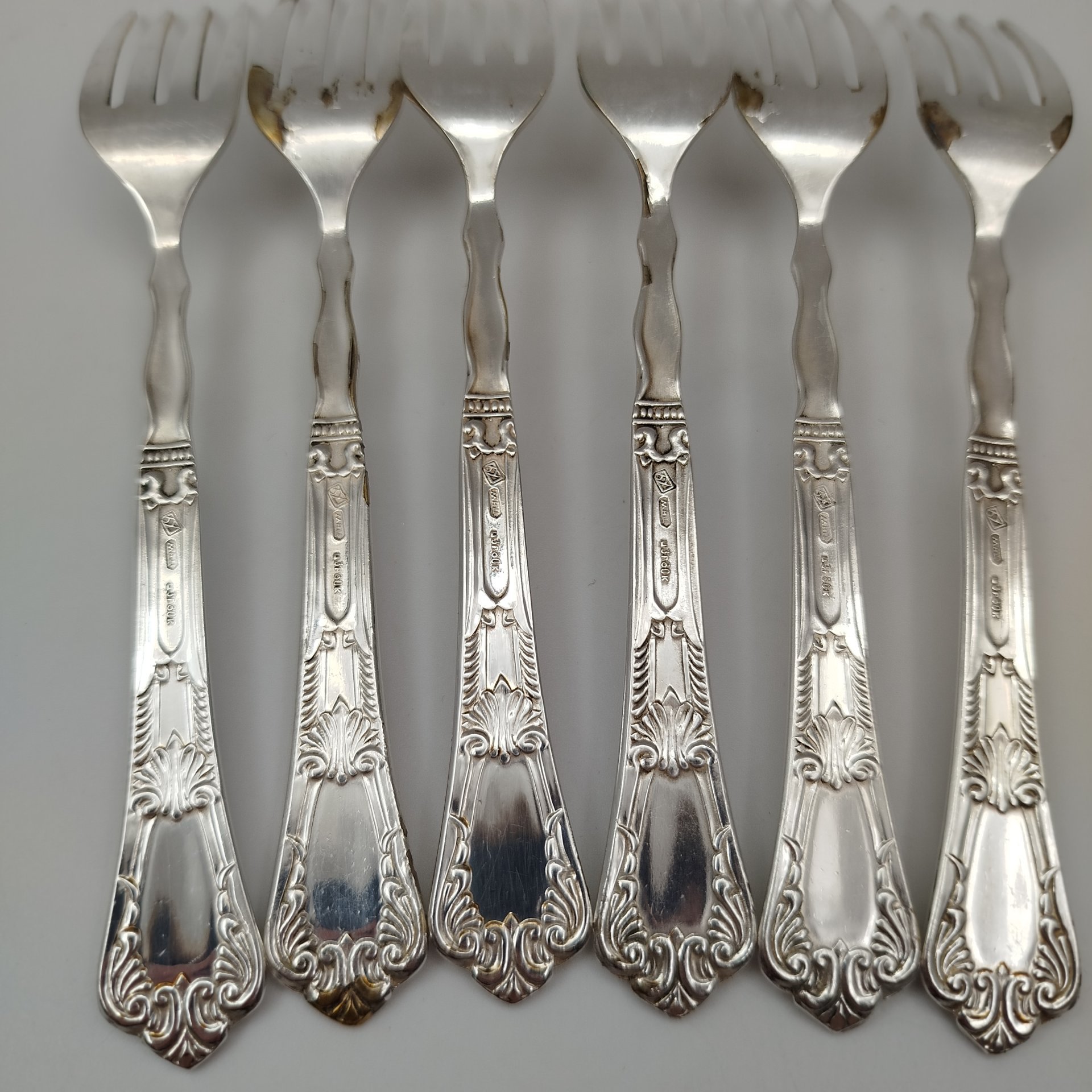 Набор из 6-ти десертных вилок, украшенных растительным декором