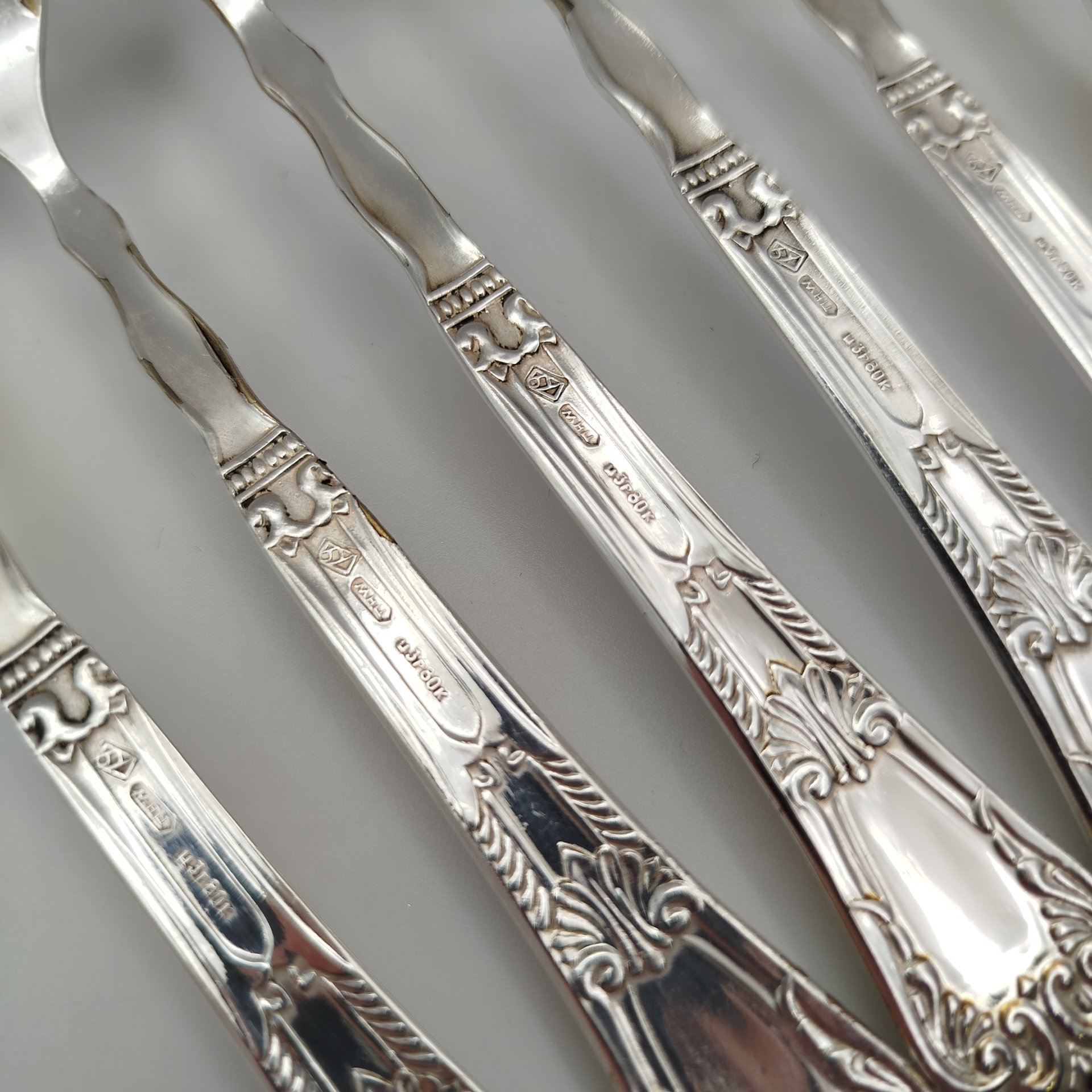 Набор из 6-ти десертных вилок, украшенных растительным декором