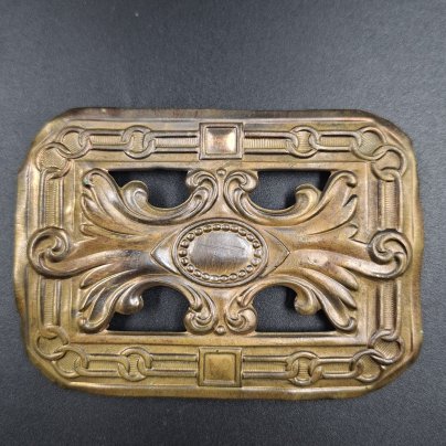 Пряжка женская поясная прямоугольной формы с растительным декором и медальоном