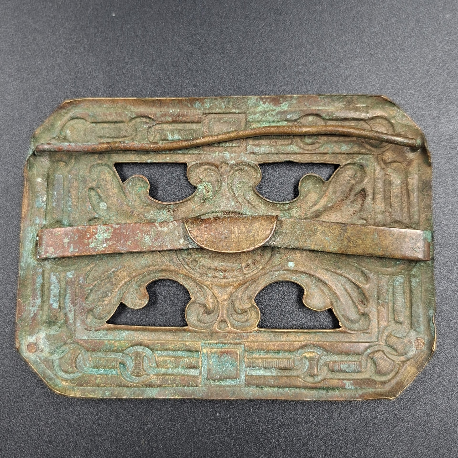 Пряжка женская поясная прямоугольной формы с растительным декором и медальоном