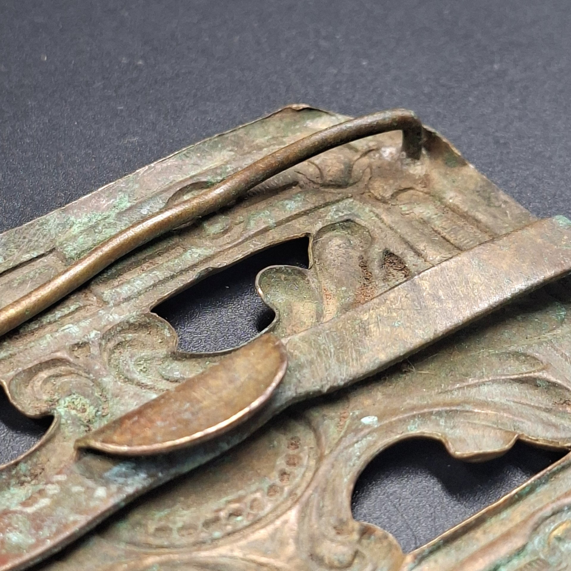 Пряжка женская поясная прямоугольной формы с растительным декором и медальоном