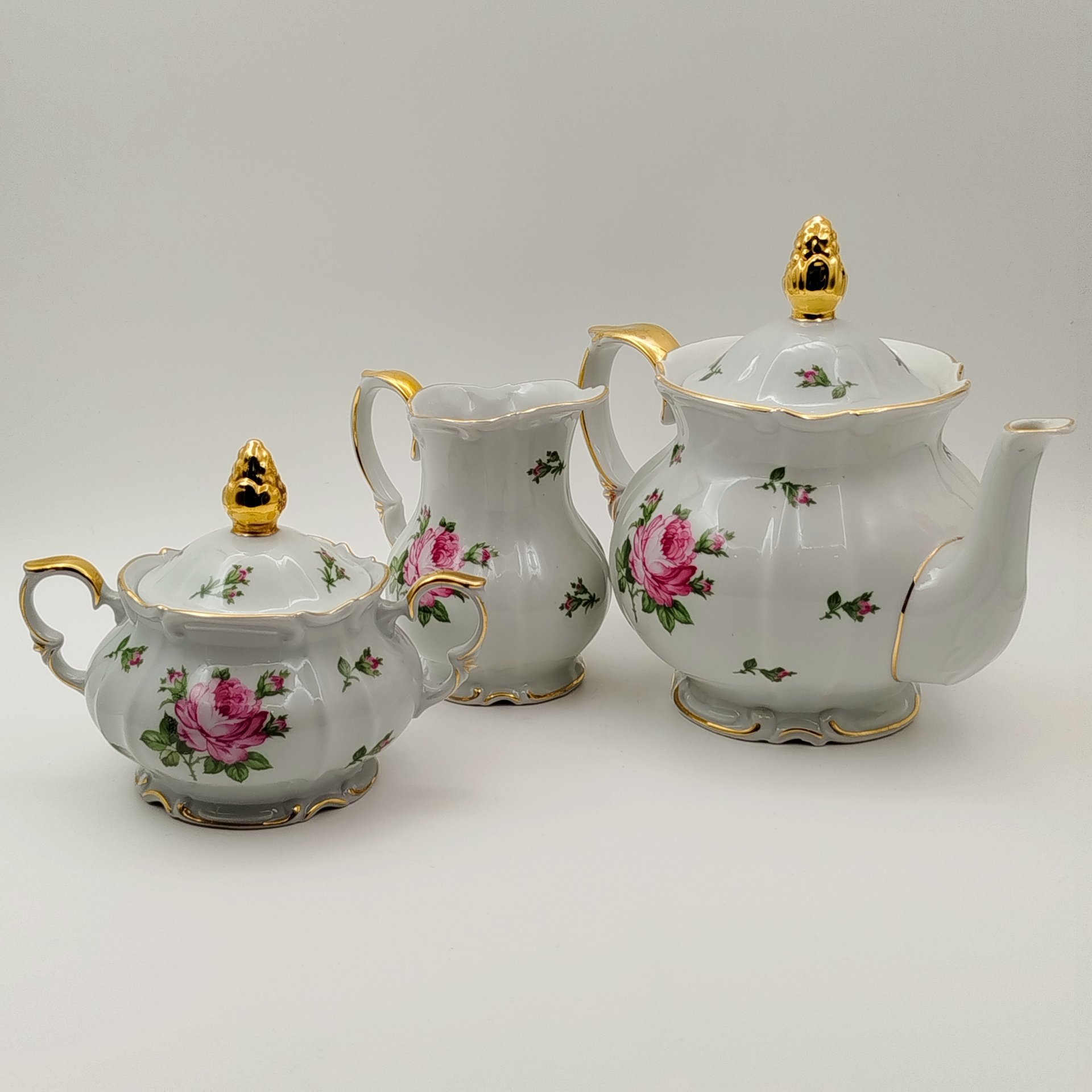 Набор из трех предметов с декором в виде роз (чайник, сахарница и молочник), фарфор, деколь, золочение, Roschutz, ГДР, 1950-1970 гг.