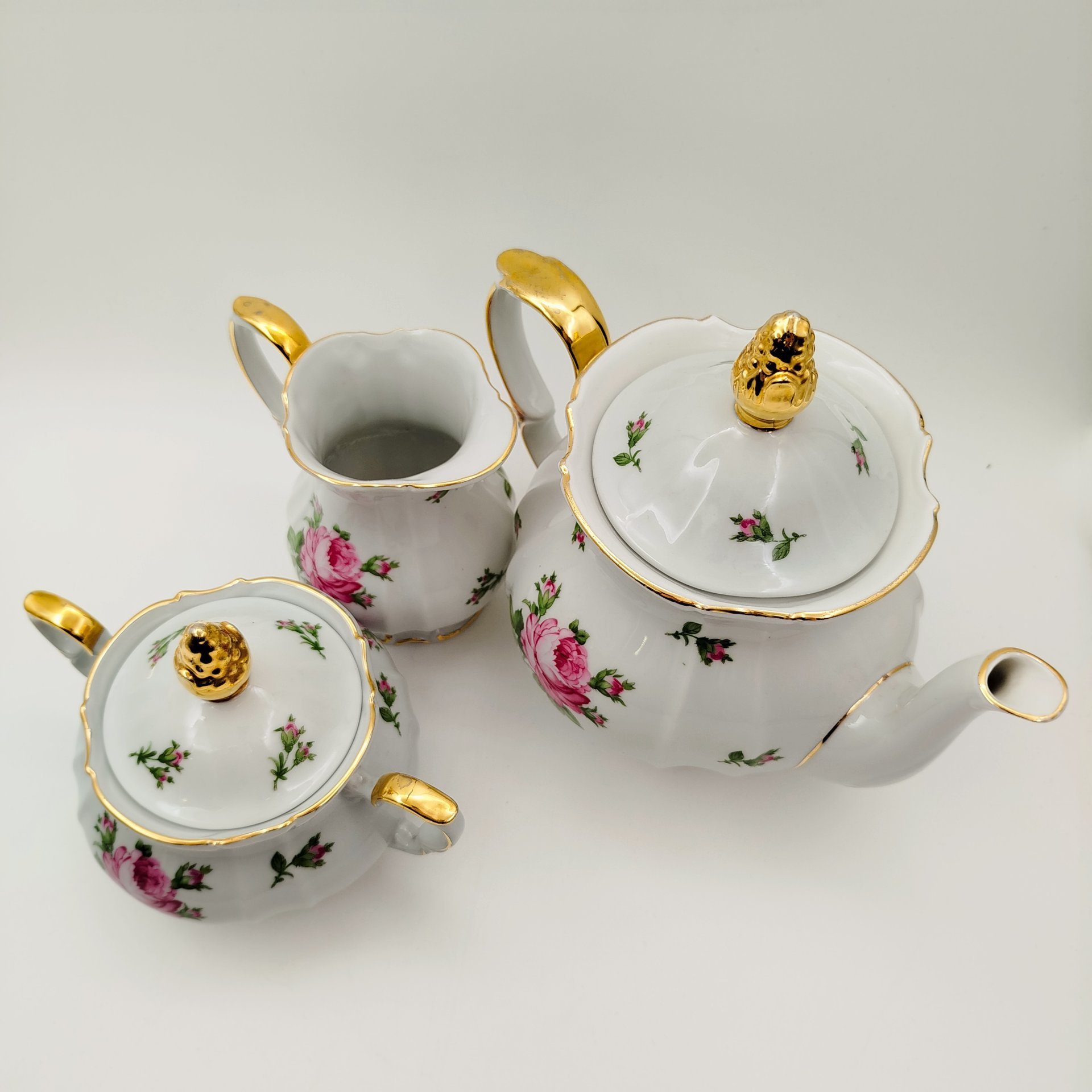 Набор из трех предметов с декором в виде роз (чайник, сахарница и молочник), фарфор, деколь, золочение, Roschutz, ГДР, 1950-1970 гг.