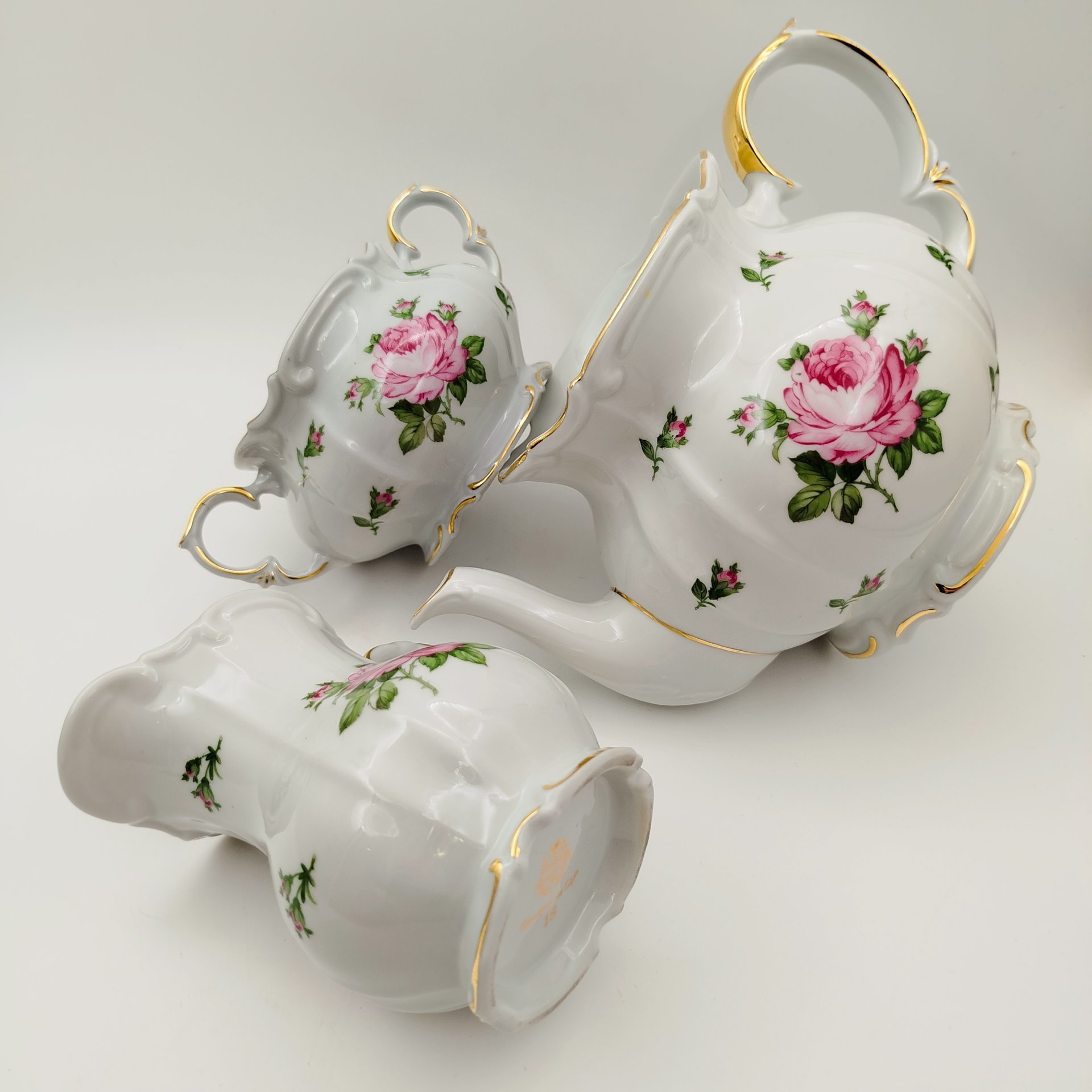 Набор из трех предметов с декором в виде роз (чайник, сахарница и молочник), фарфор, деколь, золочение, Roschutz, ГДР, 1950-1970 гг.