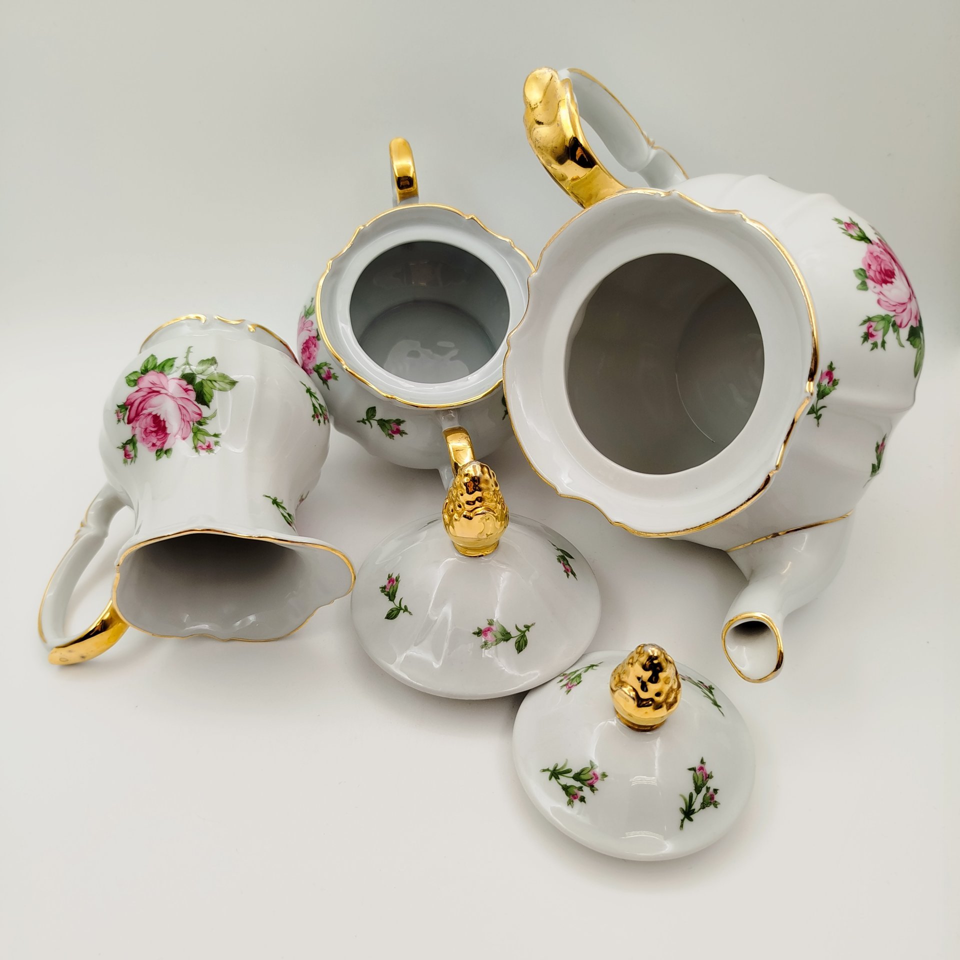Набор из трех предметов с декором в виде роз (чайник, сахарница и молочник), фарфор, деколь, золочение, Roschutz, ГДР, 1950-1970 гг.