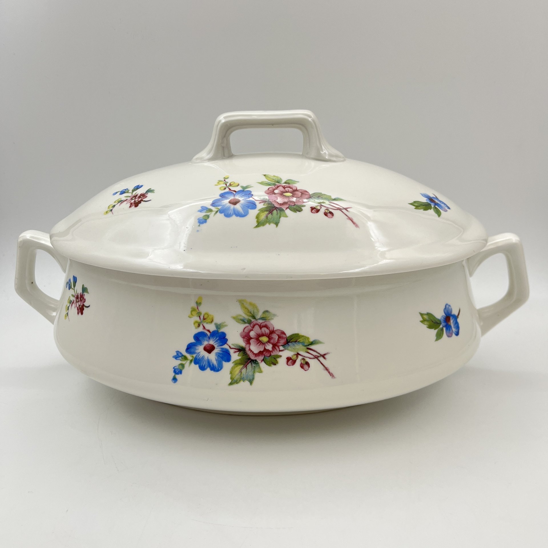 Супница (террина), украшенная цветочным декором