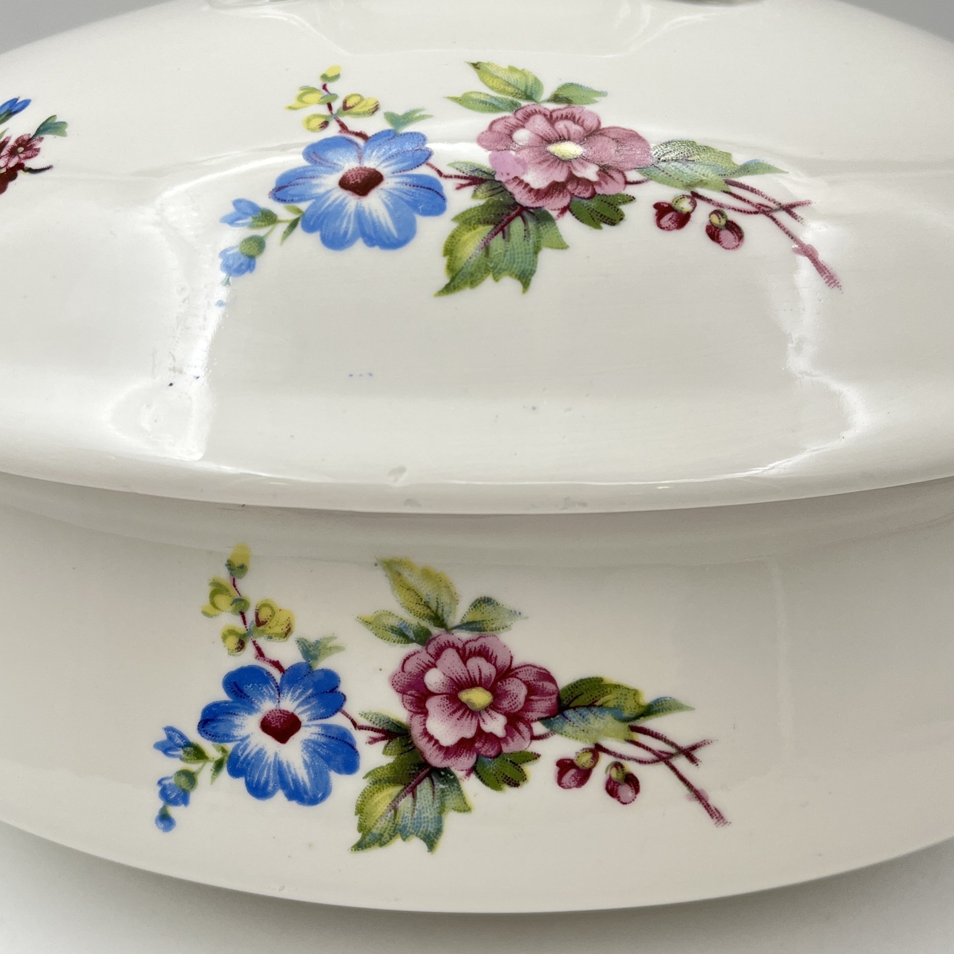 Супница (террина), украшенная цветочным декором