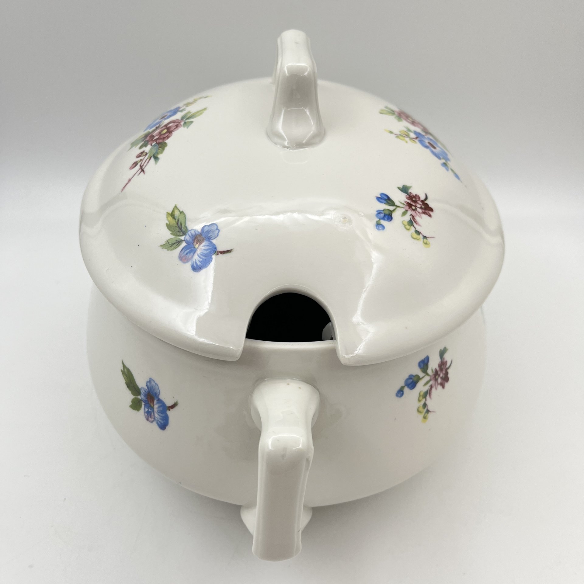 Супница (террина), украшенная цветочным декором