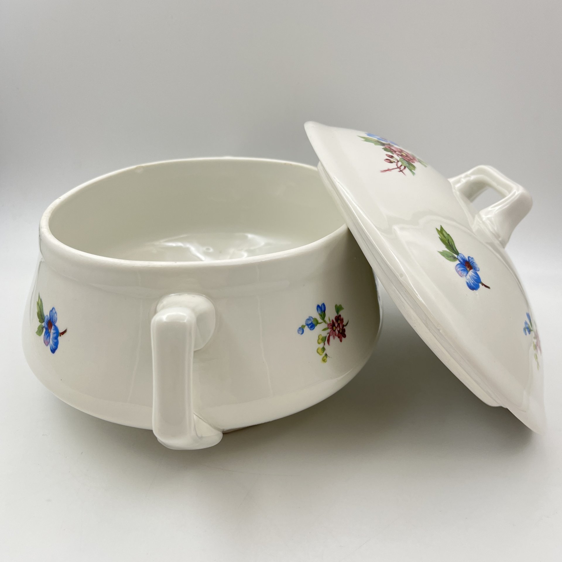 Супница (террина), украшенная цветочным декором