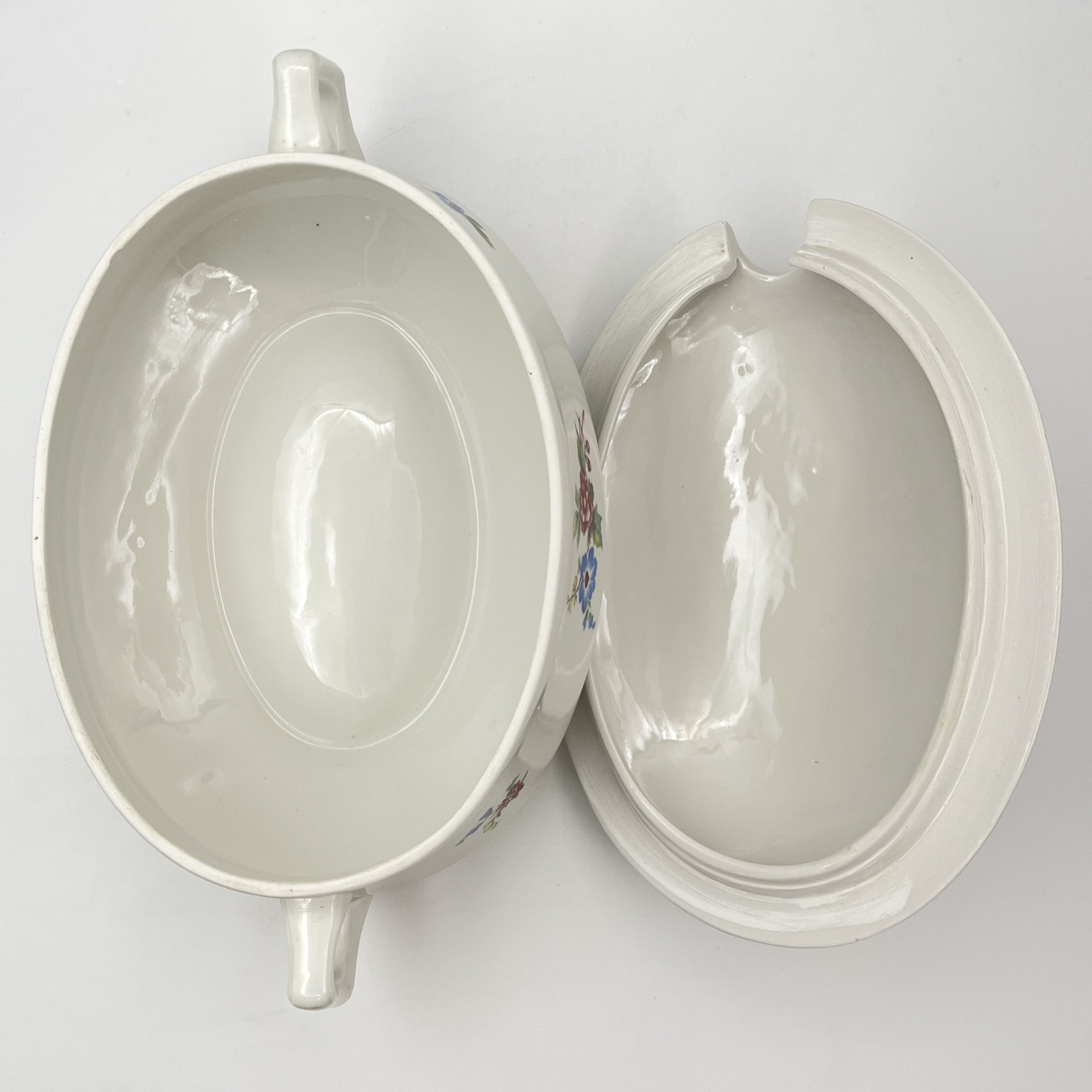 Супница (террина), украшенная цветочным декором