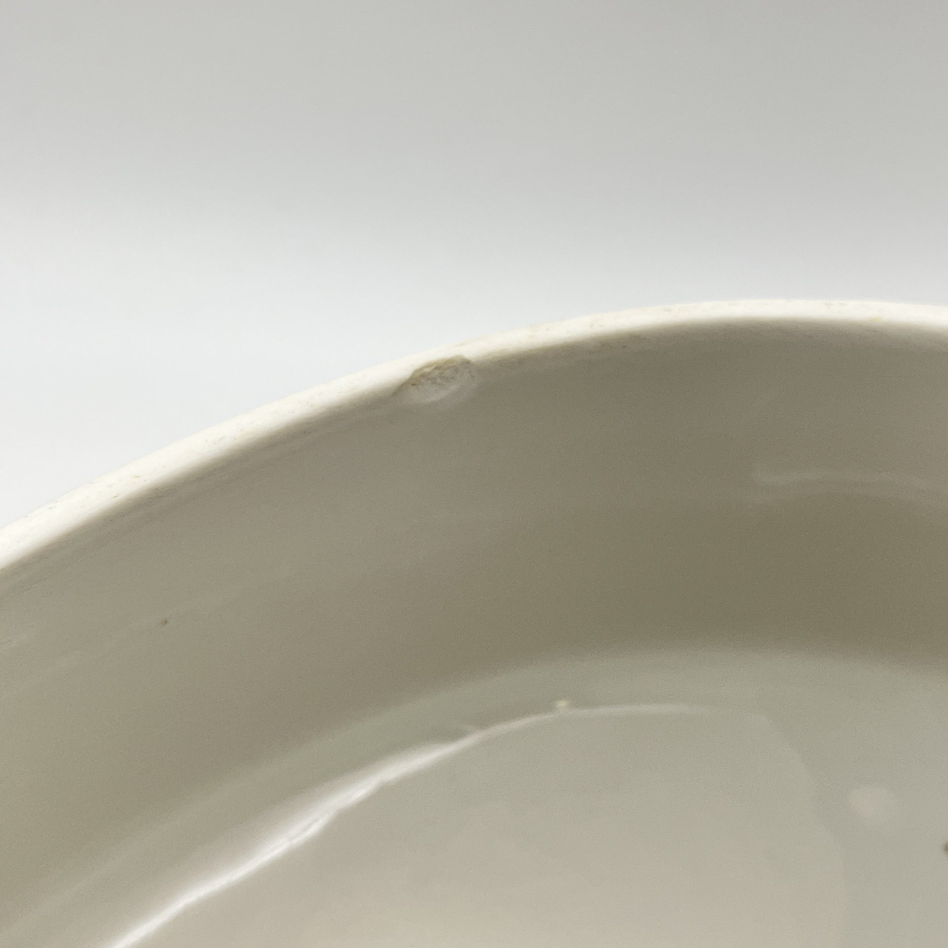 Супница (террина), украшенная цветочным декором