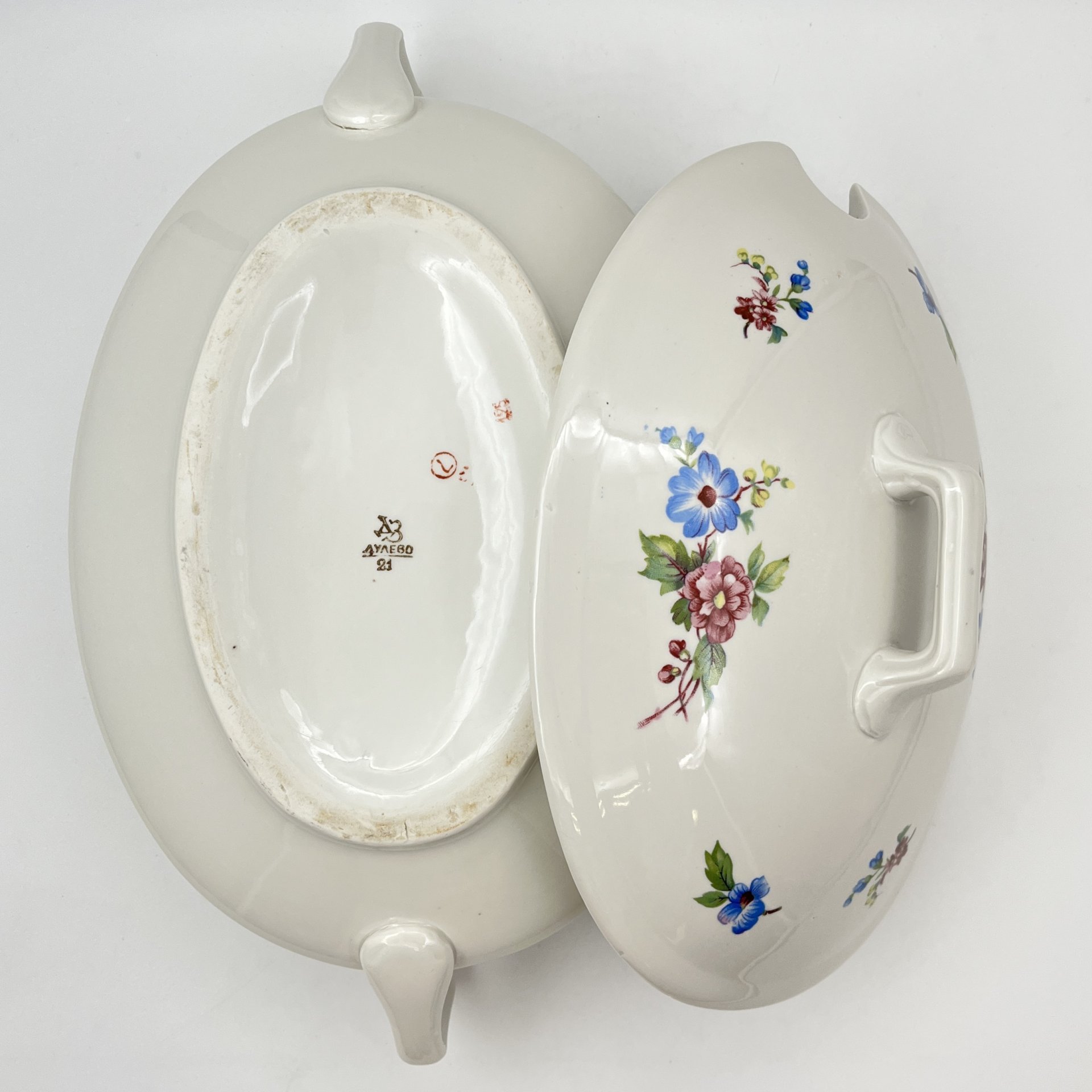 Супница (террина), украшенная цветочным декором