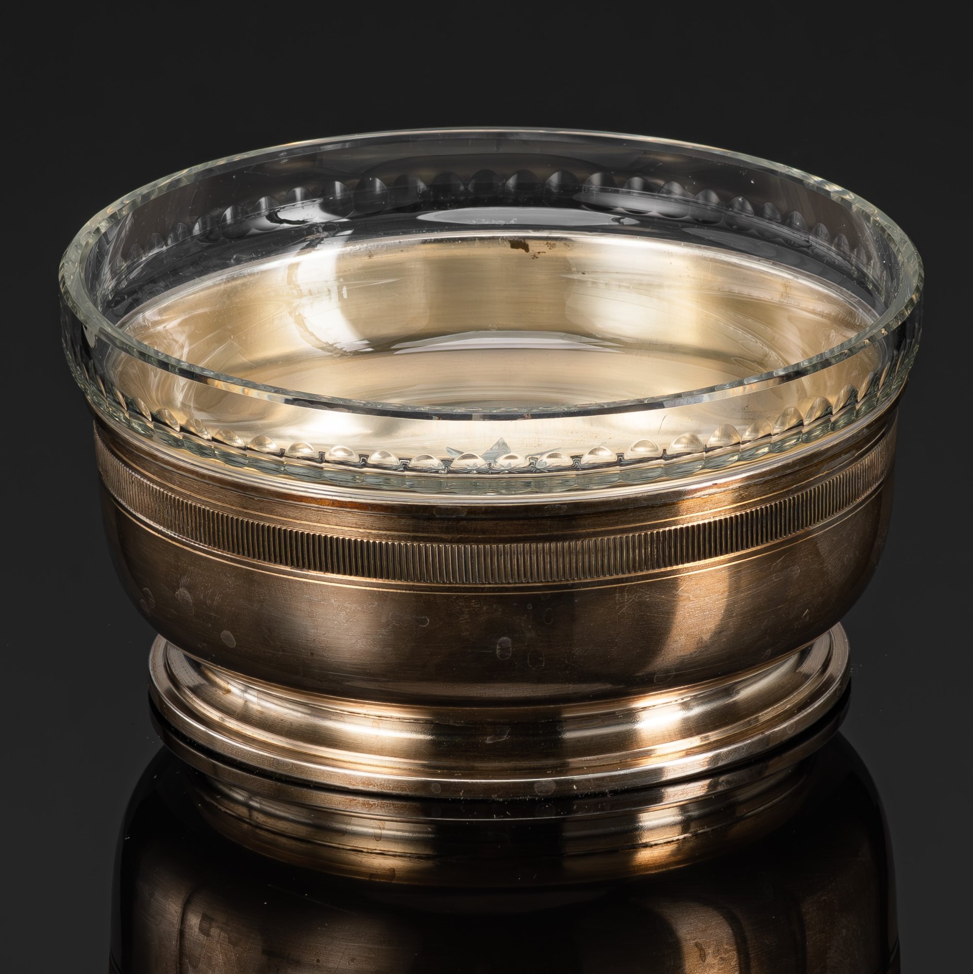 Конфетница (ваза) округлой формы с резным декором на стеклянной вставке, Ravinet d’Enfert & Cie, металл, серебрение, Франция, 1910-1930 гг.