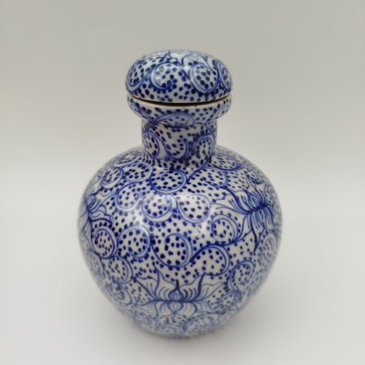 Флакон, декорированный растительным орнаментом в бело-голубой гамме